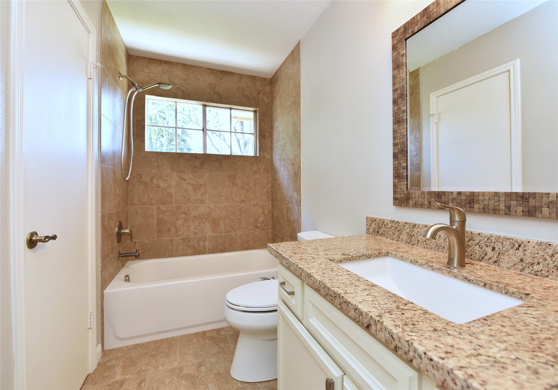 The secondary bath has been updated with tastefull colors.