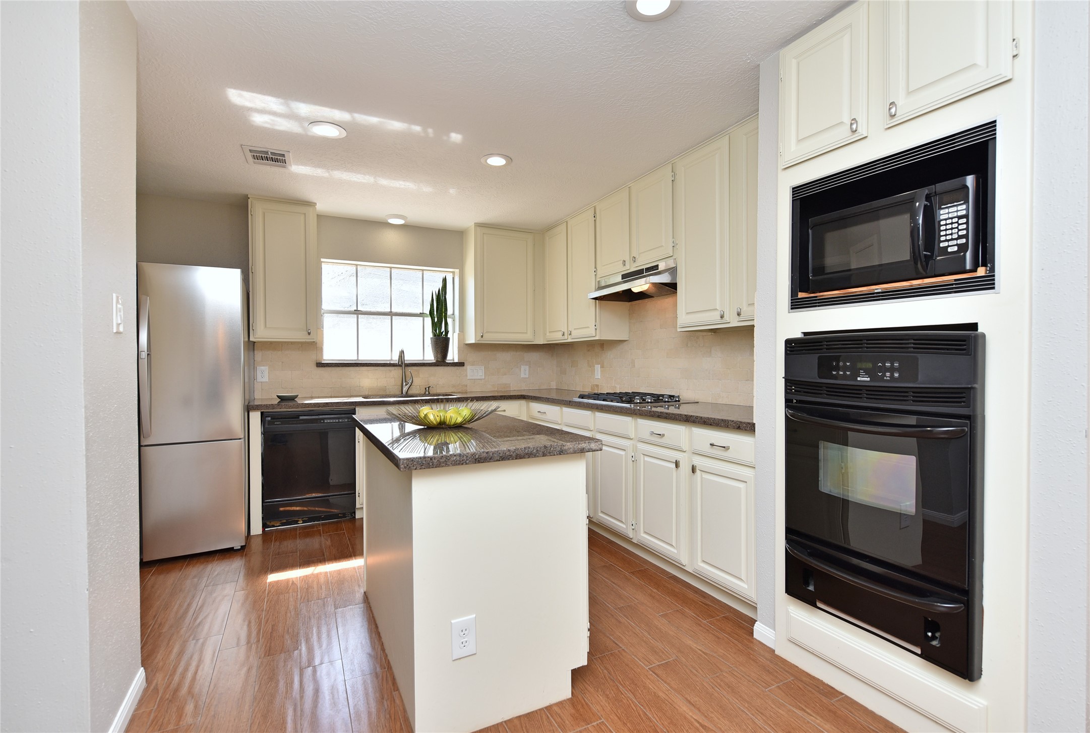 907 Sugarfield Court, Sugar Land, TX 77498