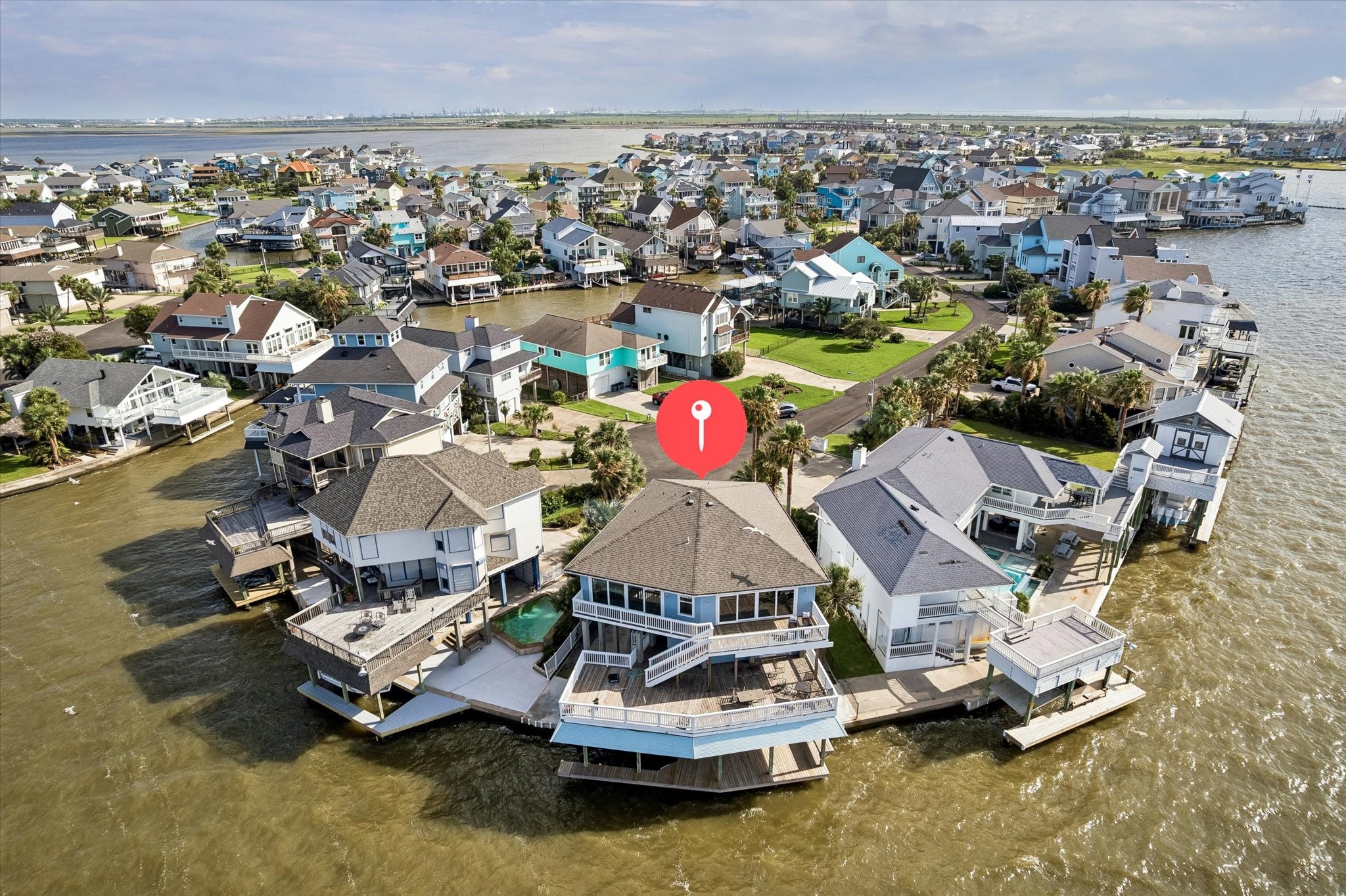 106 Quayside Drive, Tiki Island, TX 77554