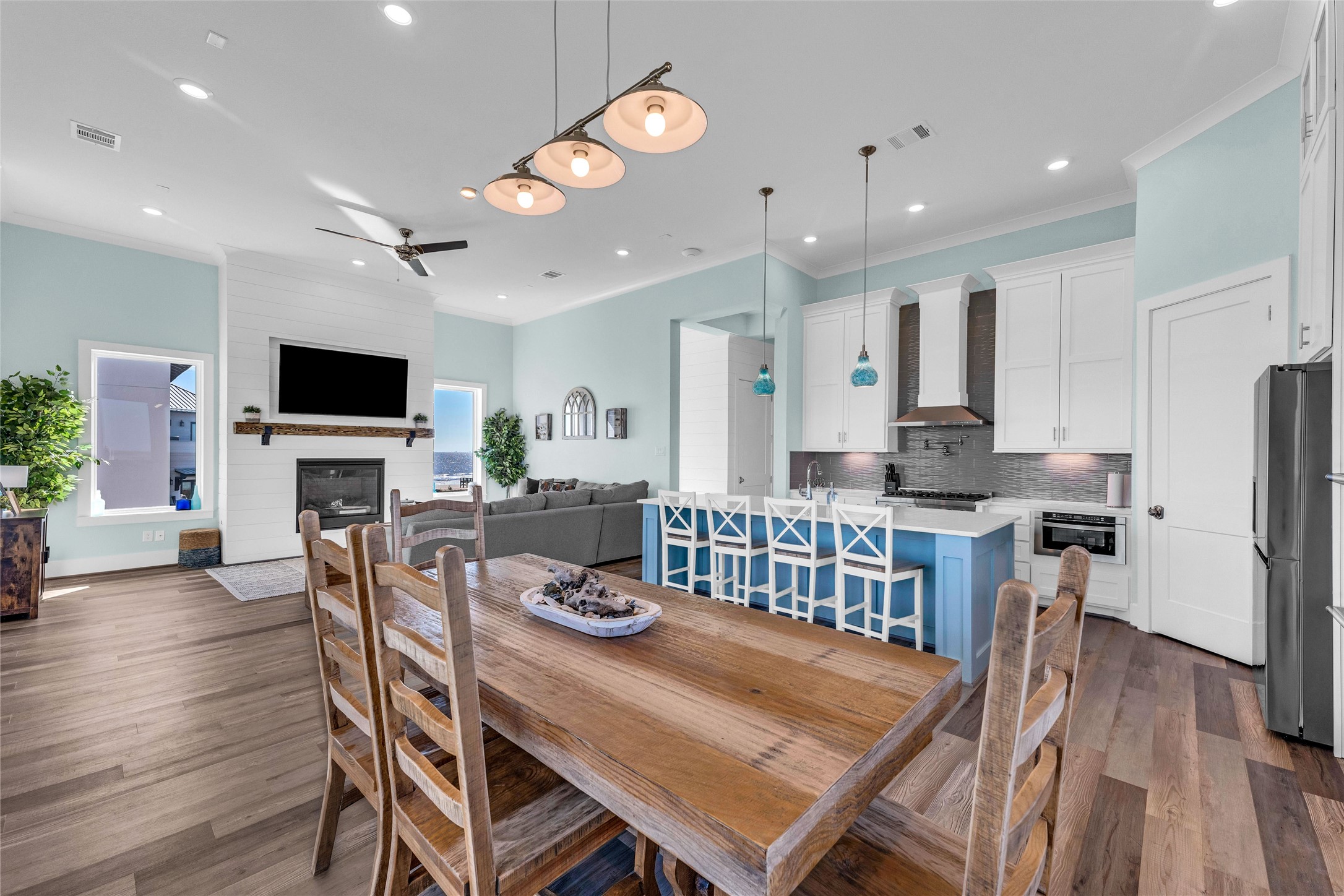 Open concept kitchen & dining!