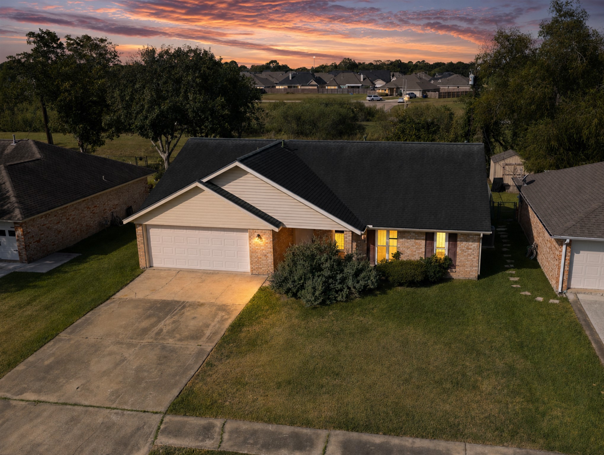 12 Lazybrook Street, Angleton, TX 77515