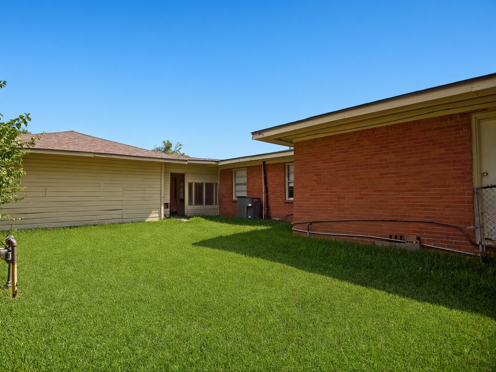 5229 Rue Street, Houston, TX 77033 5229 Rue Street, Houston, TX 77033