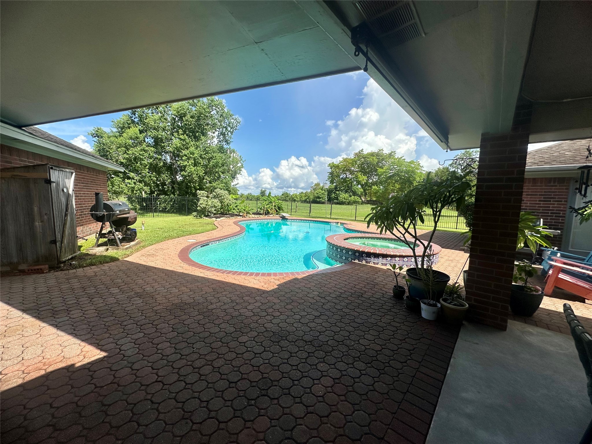 1614 Avenue Q, Santa Fe, TX 77510
