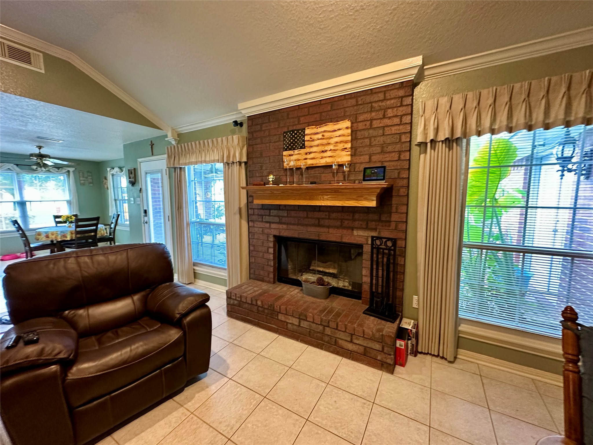 1614 Avenue Q, Santa Fe, TX 77510