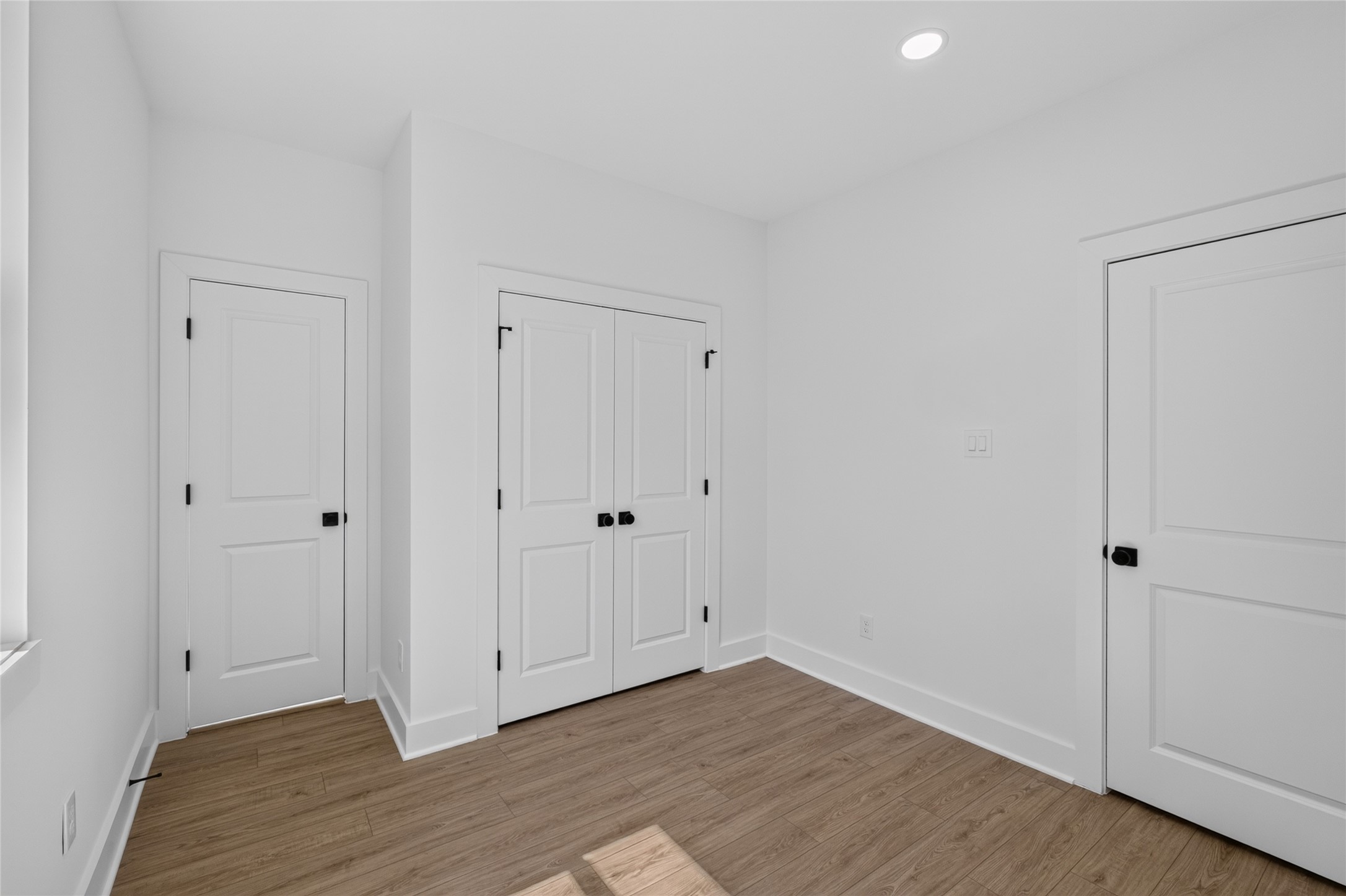 secondary bedroom with its own en suite full bathroom, ideal for guests or family.