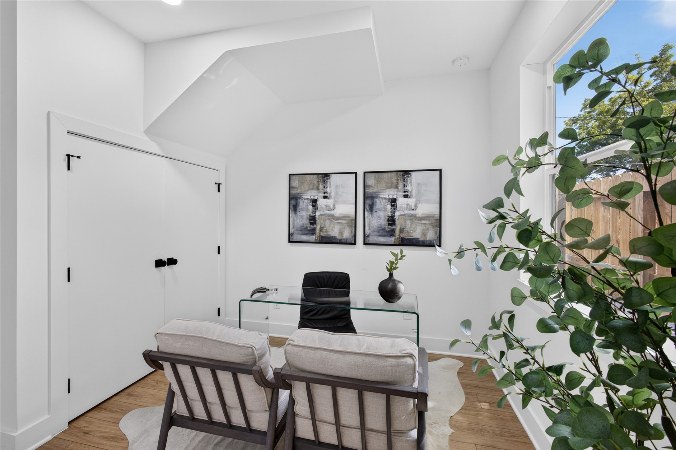 Versatile first floor bedroom, perfect as a guest suite or private home office.
