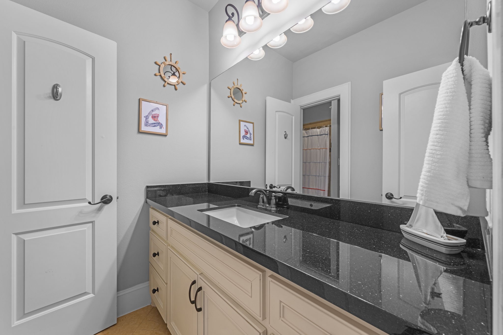 Hollywood-style bathroom featuring privacy for each bedroom