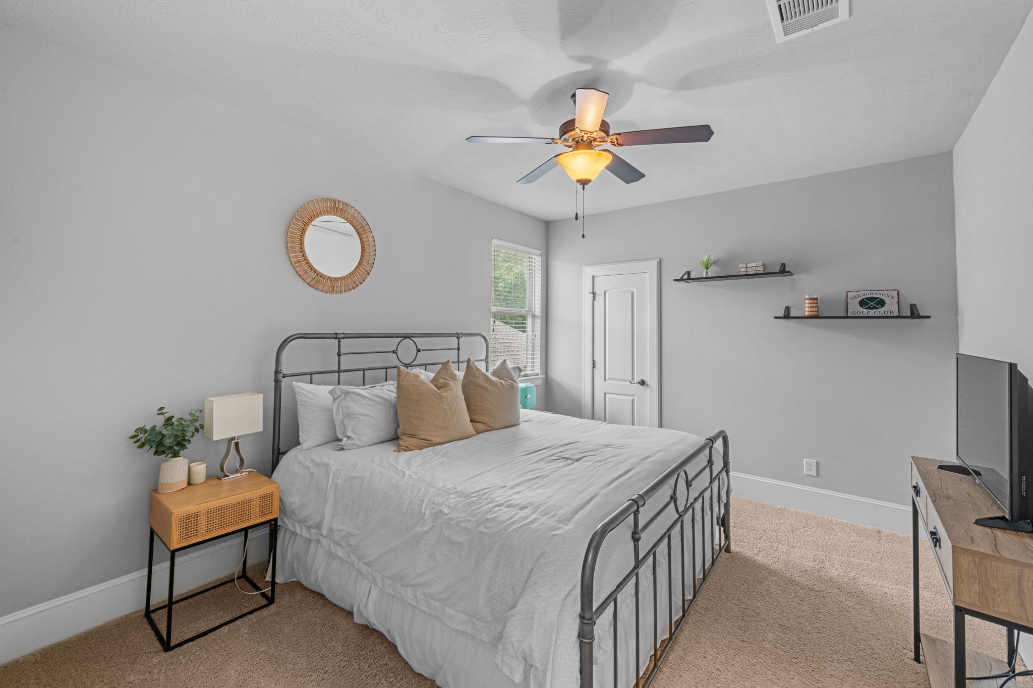 3rd secondary bedroom with flexibility for guests