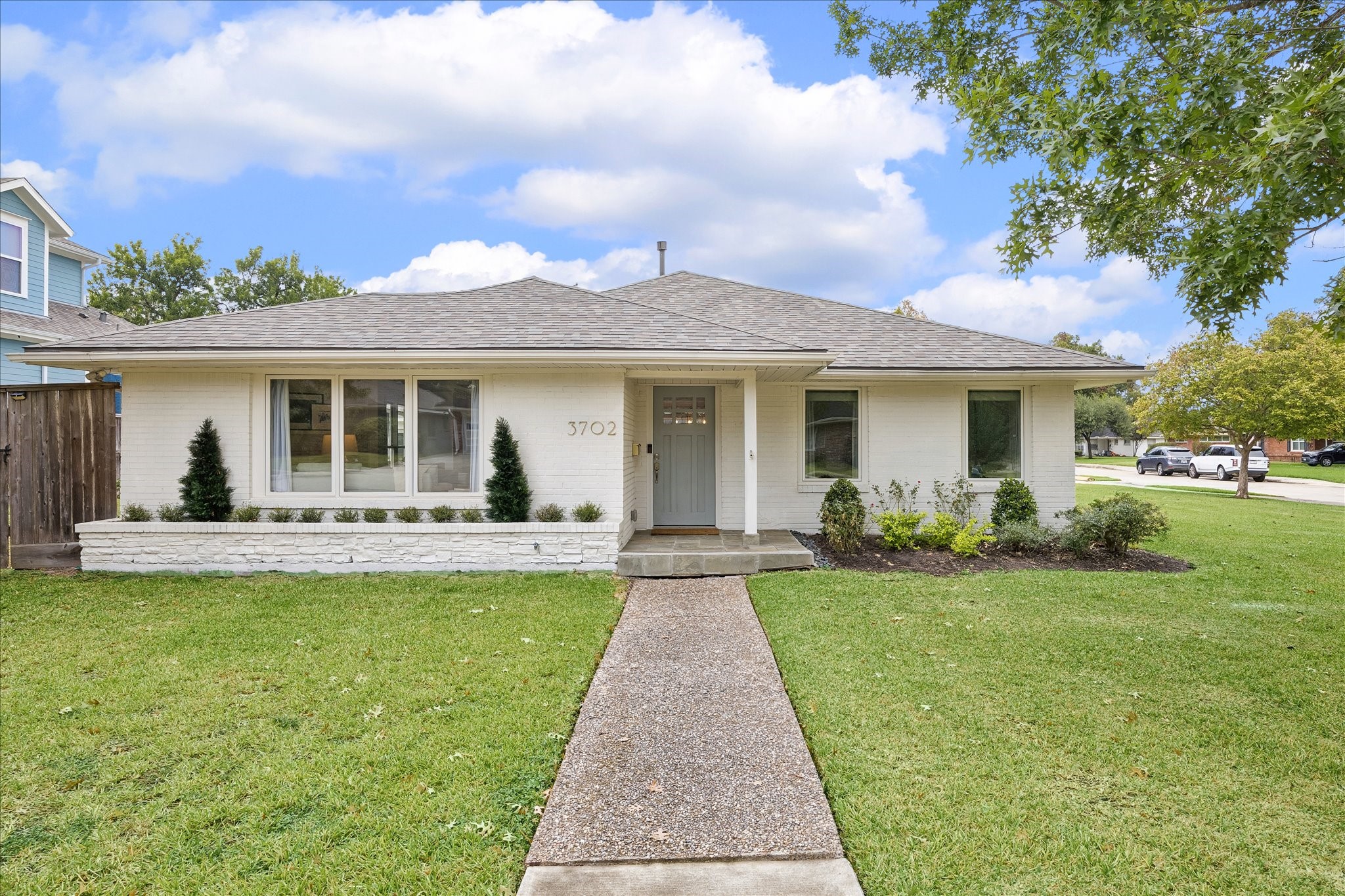 Situated on a HUGE corner lot (12,540 sf per HCAD) - this charming 3/2 PLUS 496 guest quarters is truly one of a kind.