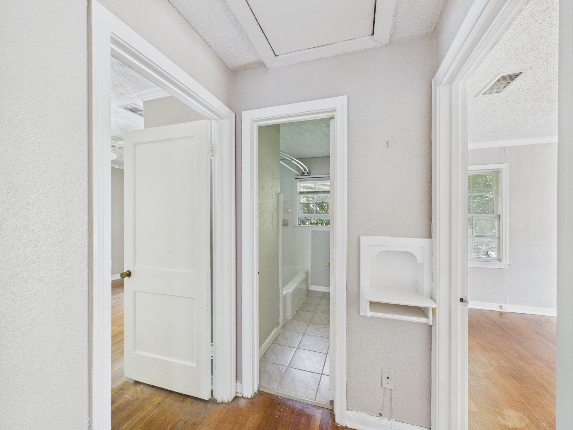 Full Bath between Two Bedrooms