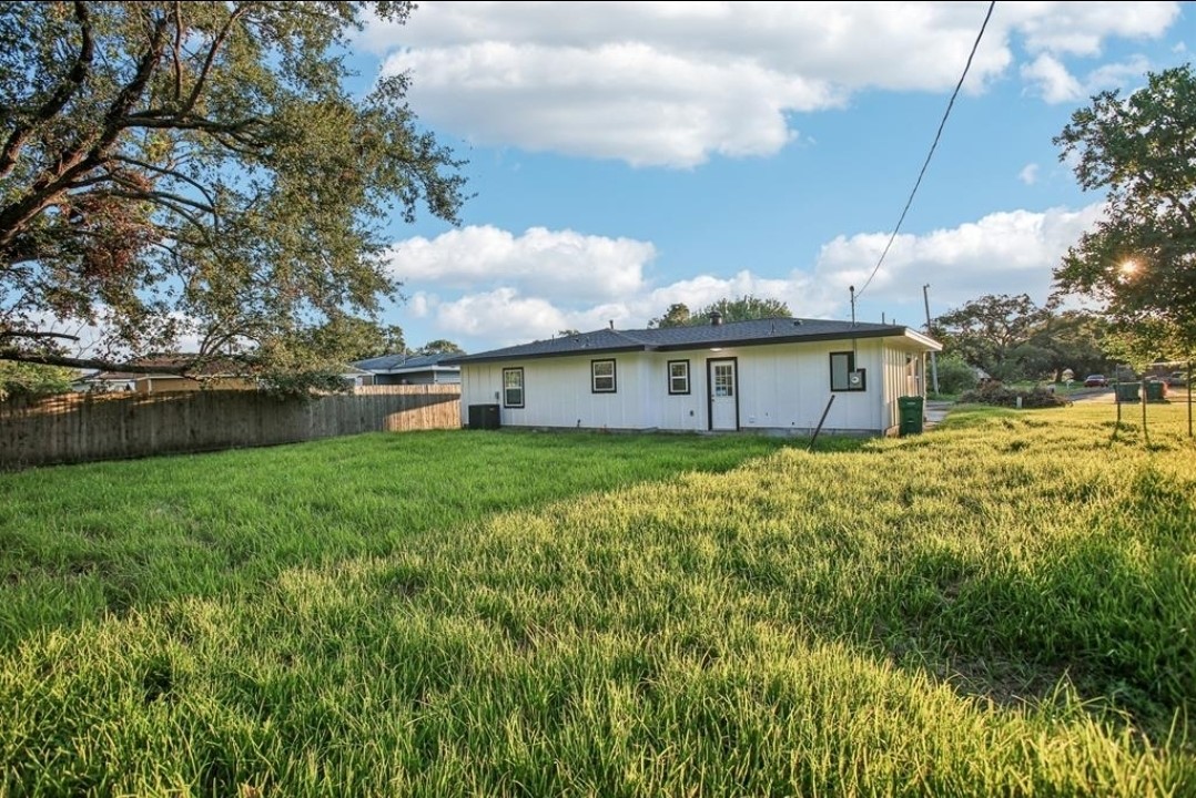 105 Lee Drive, La Marque, TX 77568