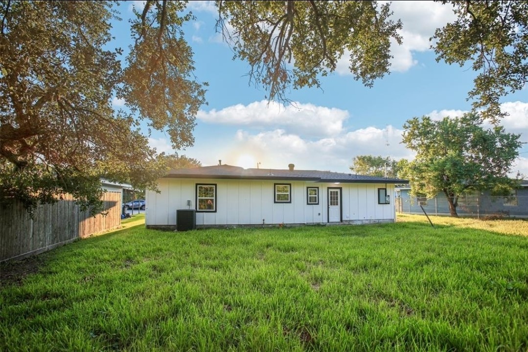 105 Lee Drive, La Marque, TX 77568