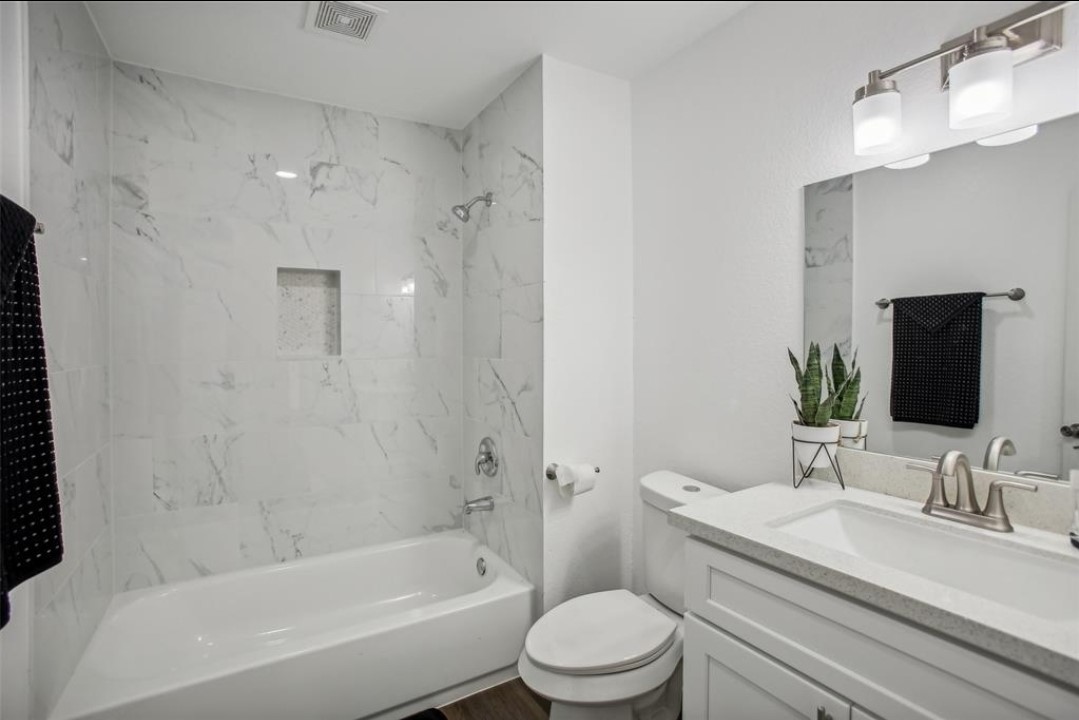 Secondary full bathroom