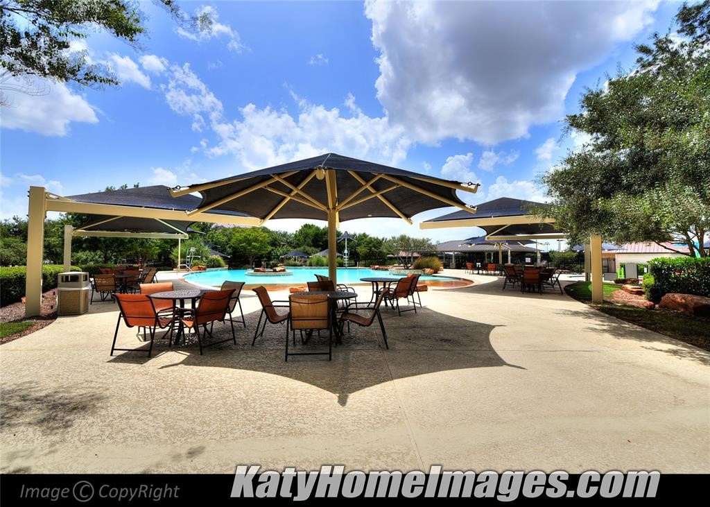 Offers tons of Neighborhood amenitiesWalking trails throughout the neighborhood.