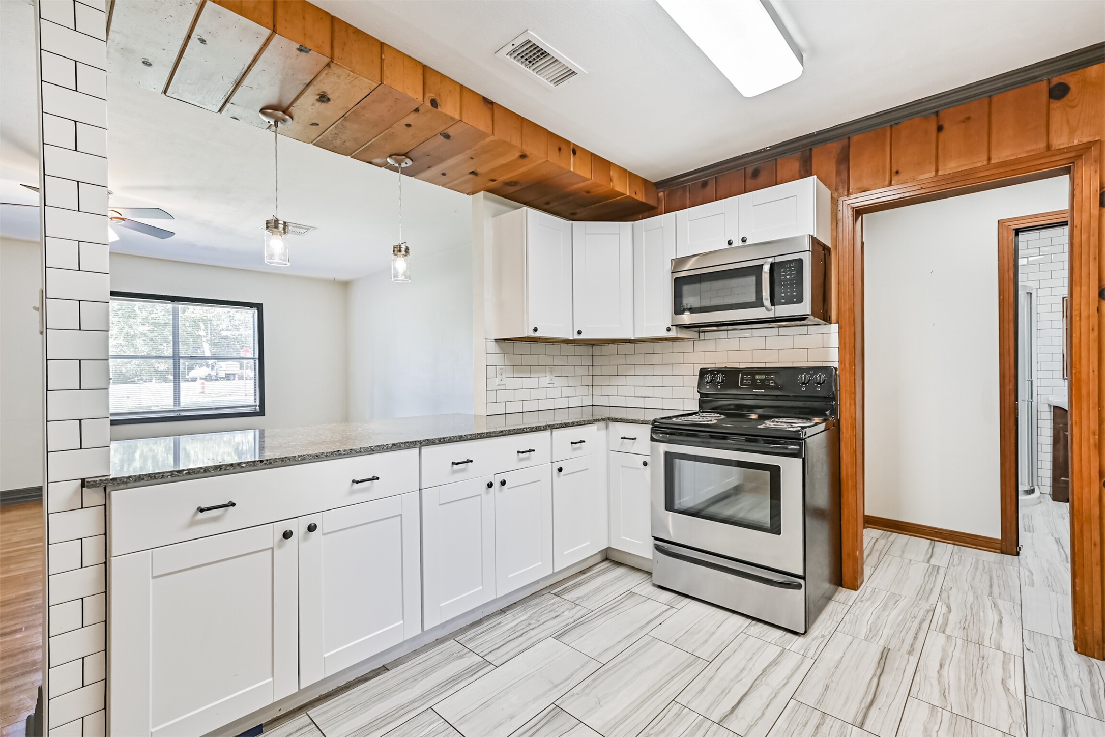 6731 W Bayou Drive, Hitchcock, TX 77563