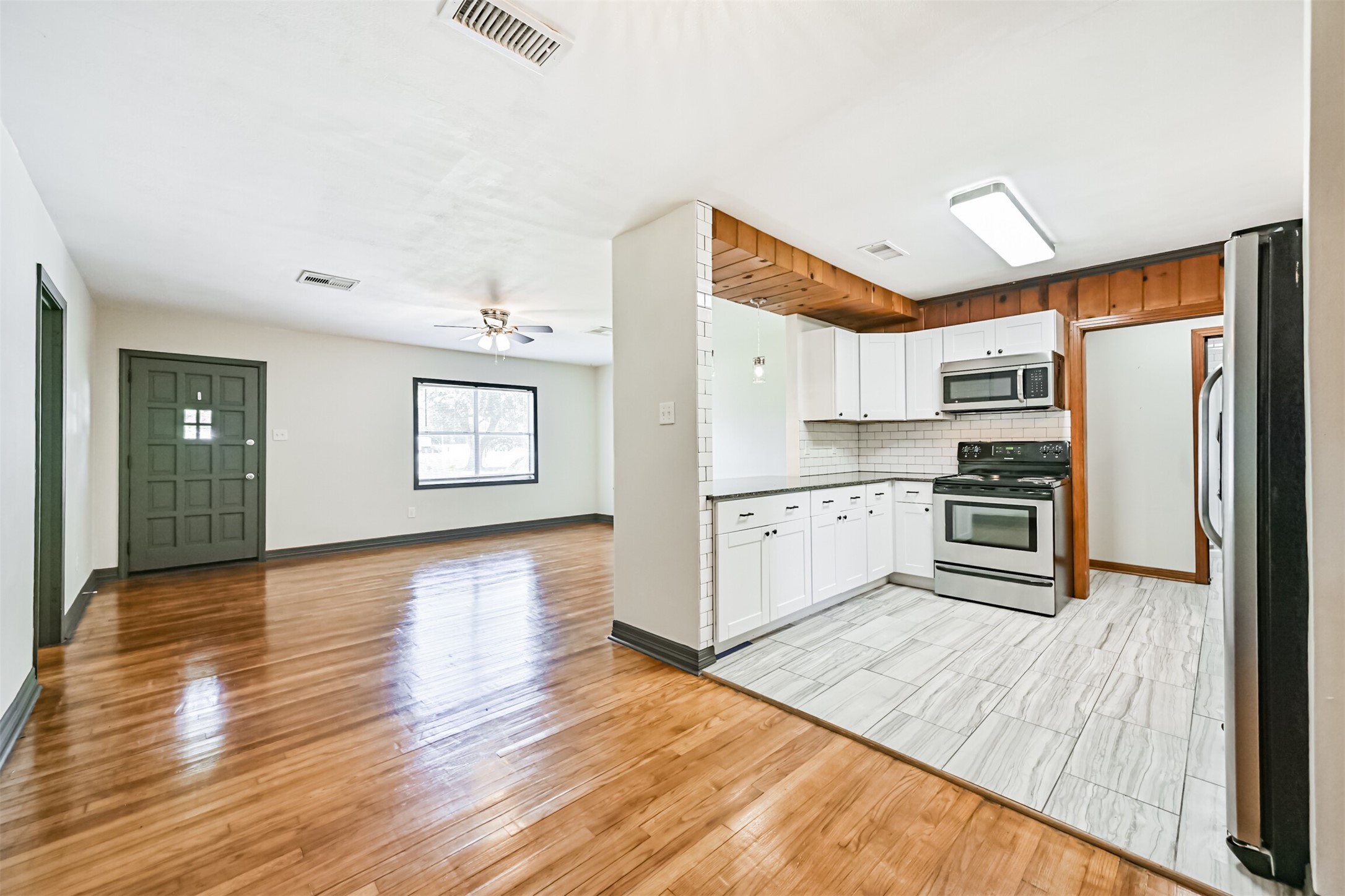 6731 W Bayou Drive, Hitchcock, TX 77563