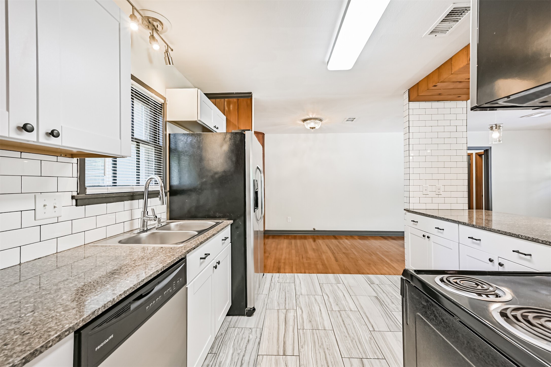6731 W Bayou Drive, Hitchcock, TX 77563