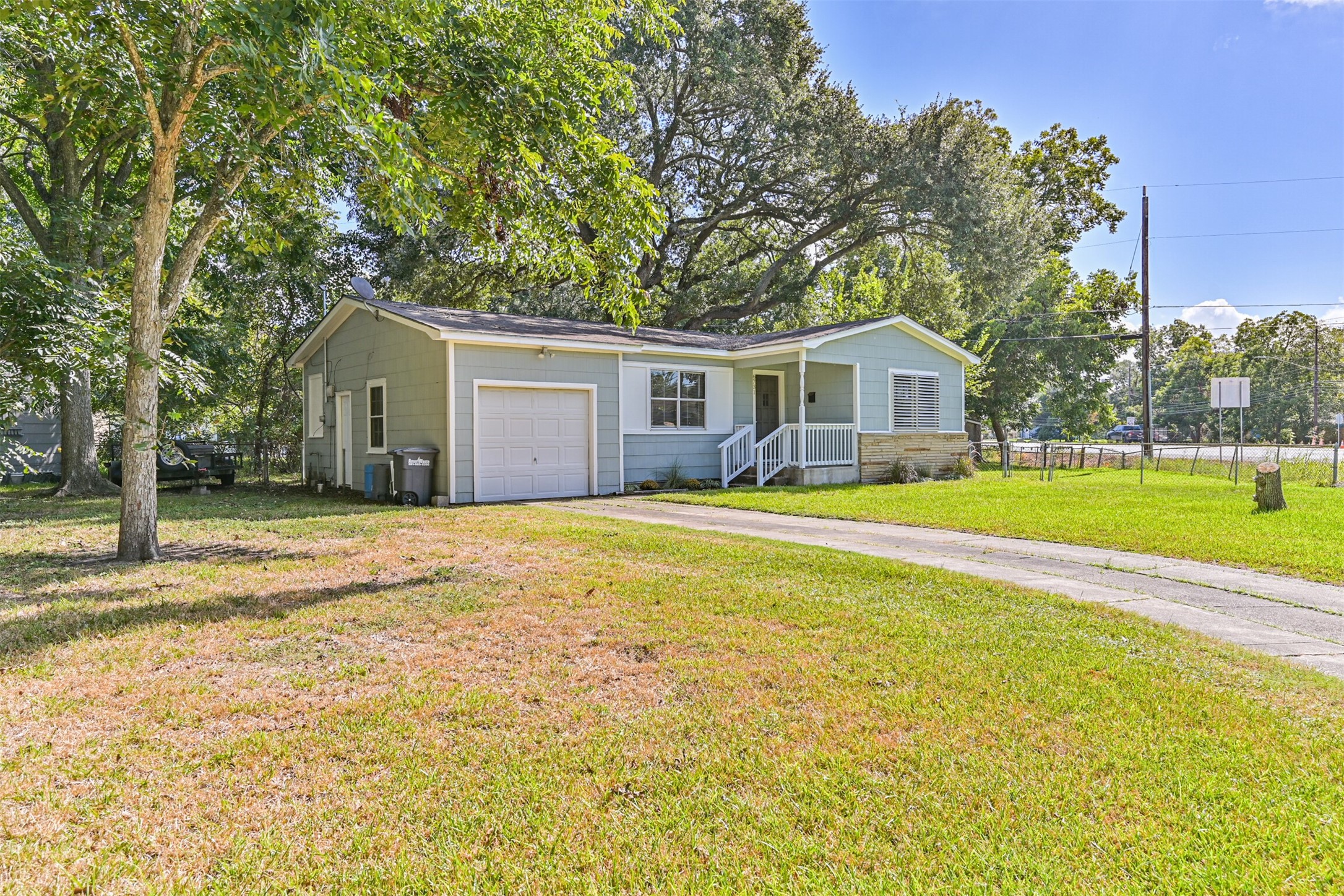 6731 W Bayou Drive, Hitchcock, TX 77563