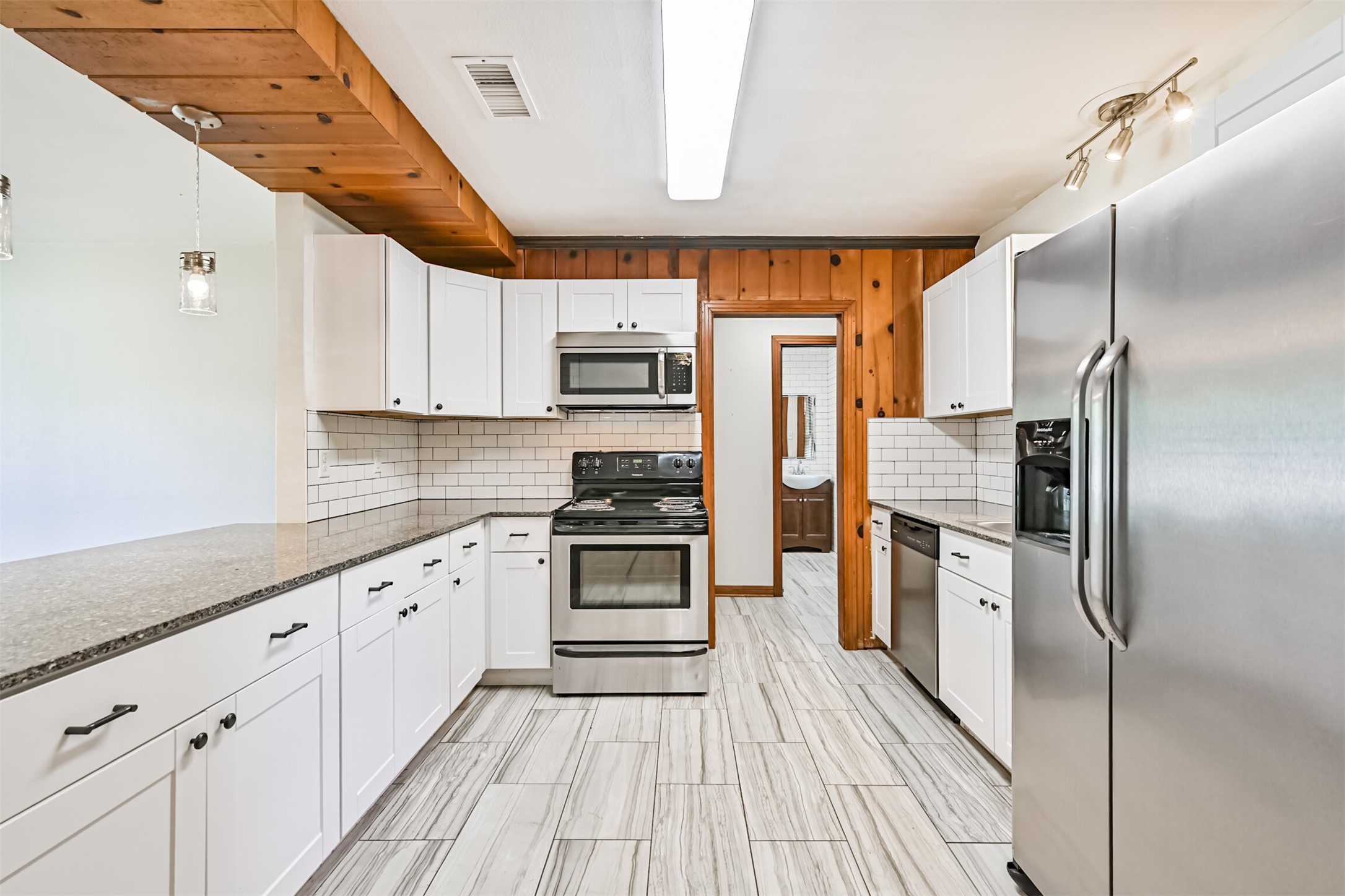 6731 W Bayou Drive, Hitchcock, TX 77563
