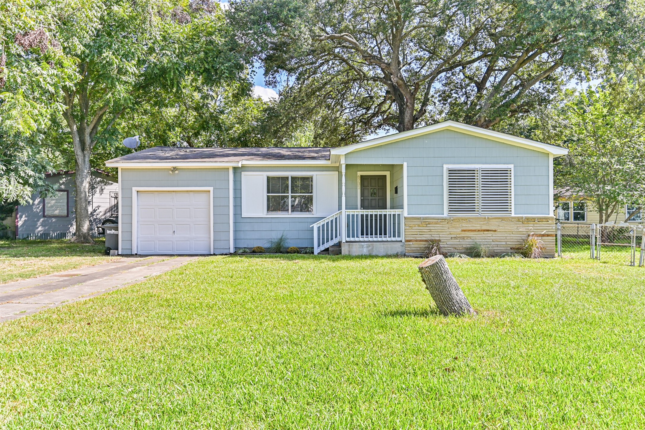 6731 W Bayou Drive, Hitchcock, TX 77563