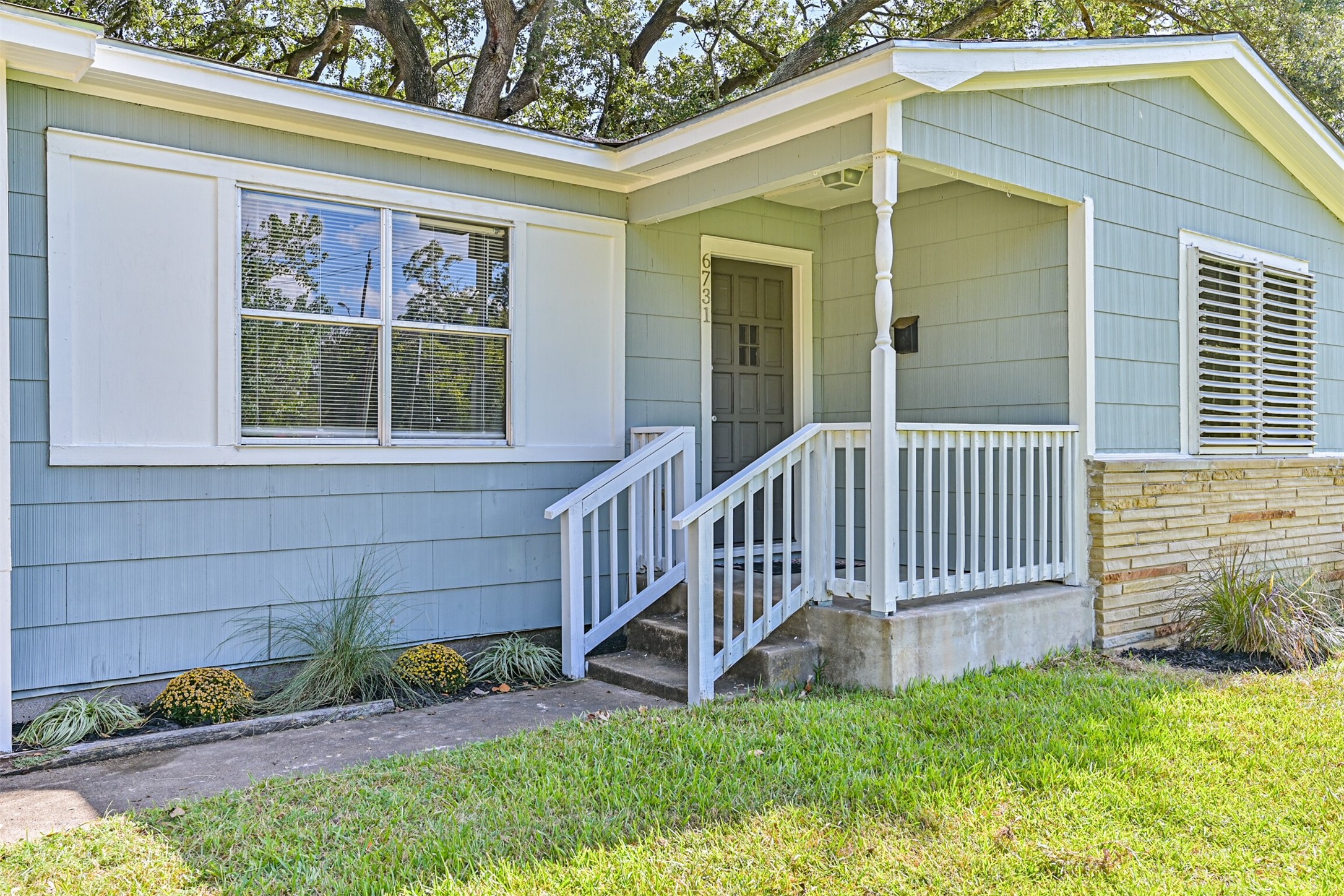6731 W Bayou Drive, Hitchcock, TX 77563