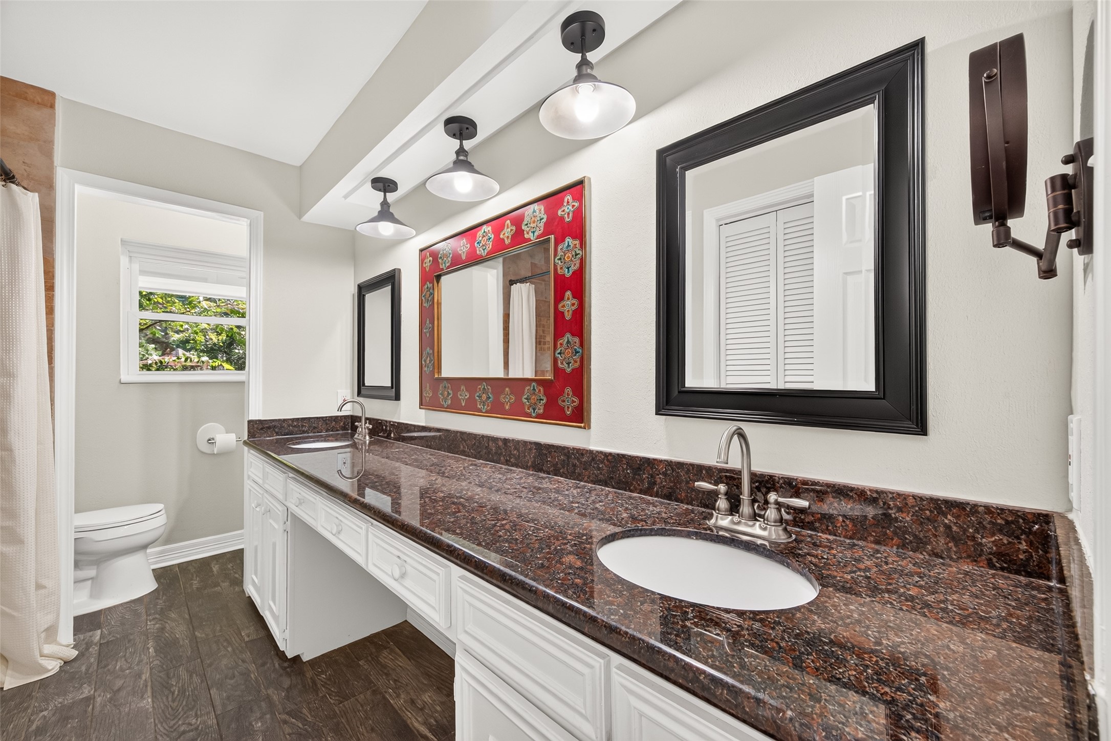 This is the shared bathroom for guests and bedroom II - IV