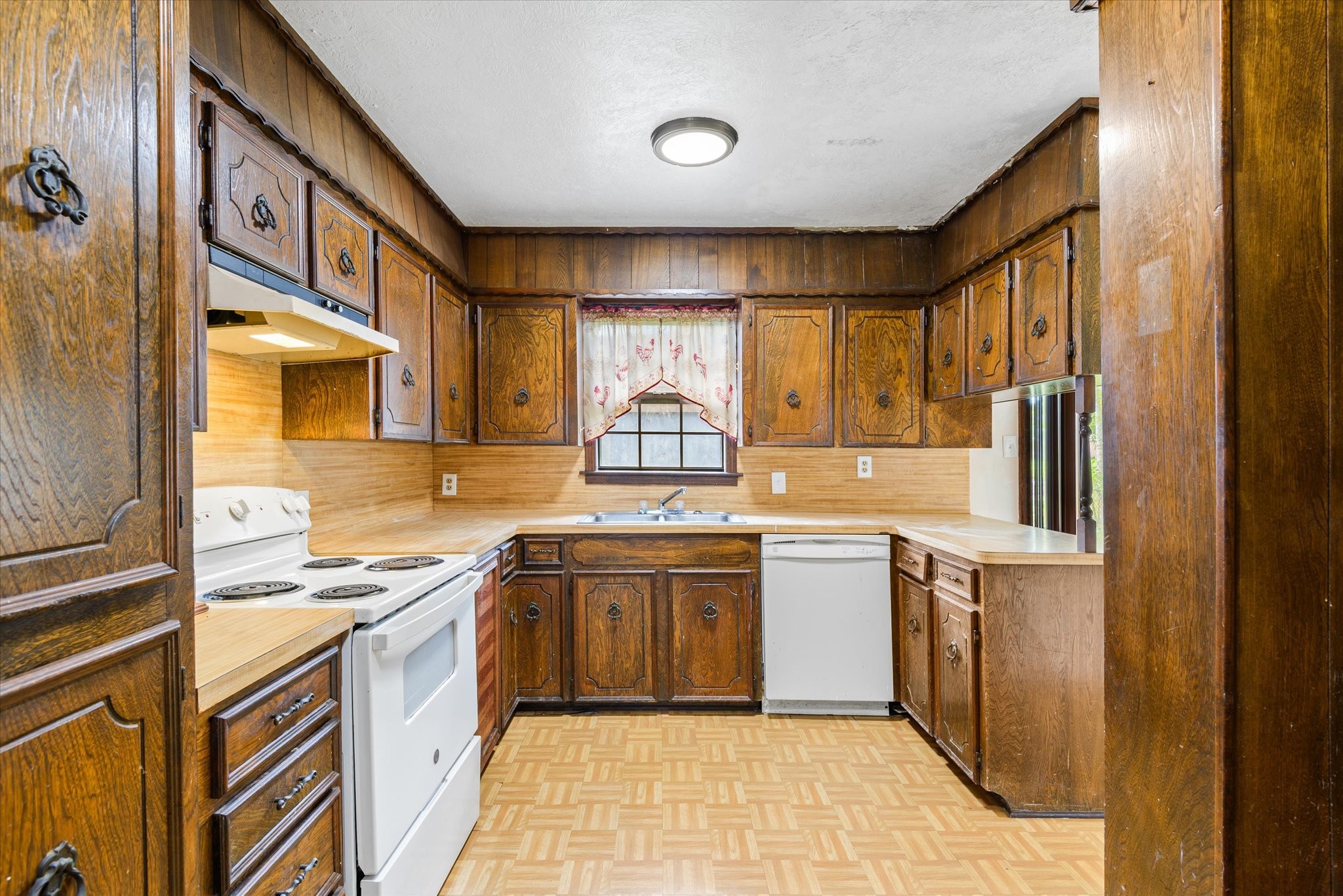 Kitchen with lots of cabinets