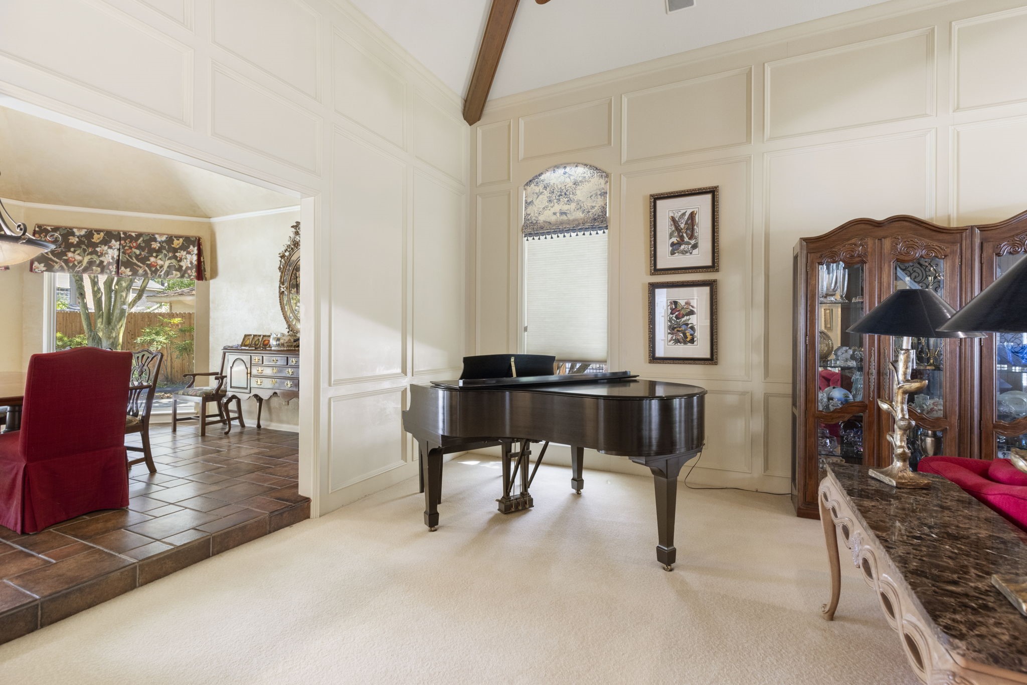 Generous openings connect the living and dining spaces while preserving the distinctive character of each room.