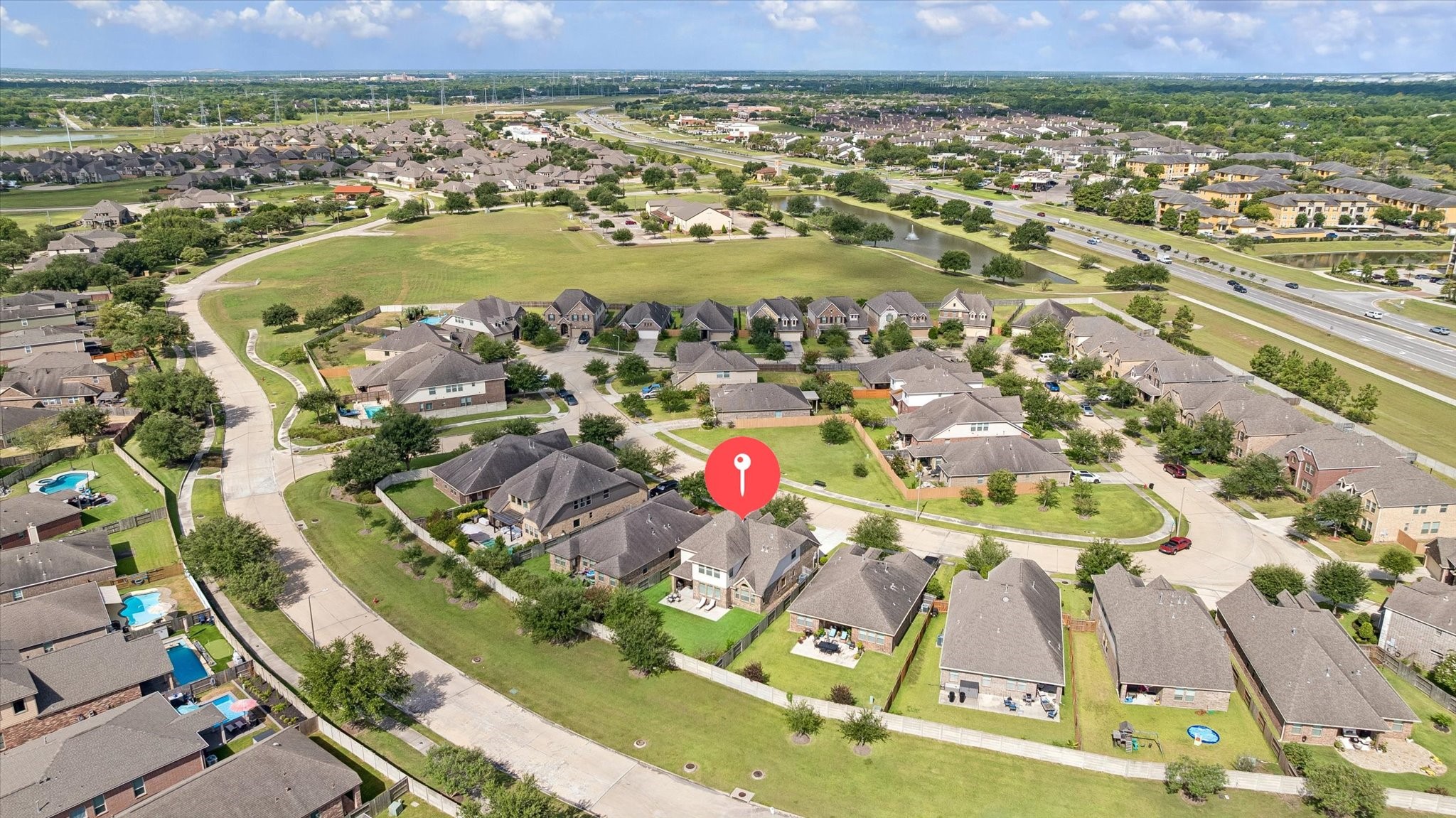 Conveniently located close to shopping and restaurants. No backyard neighbors Conveniently located close to shopping and restaurants. No backyard neighbors