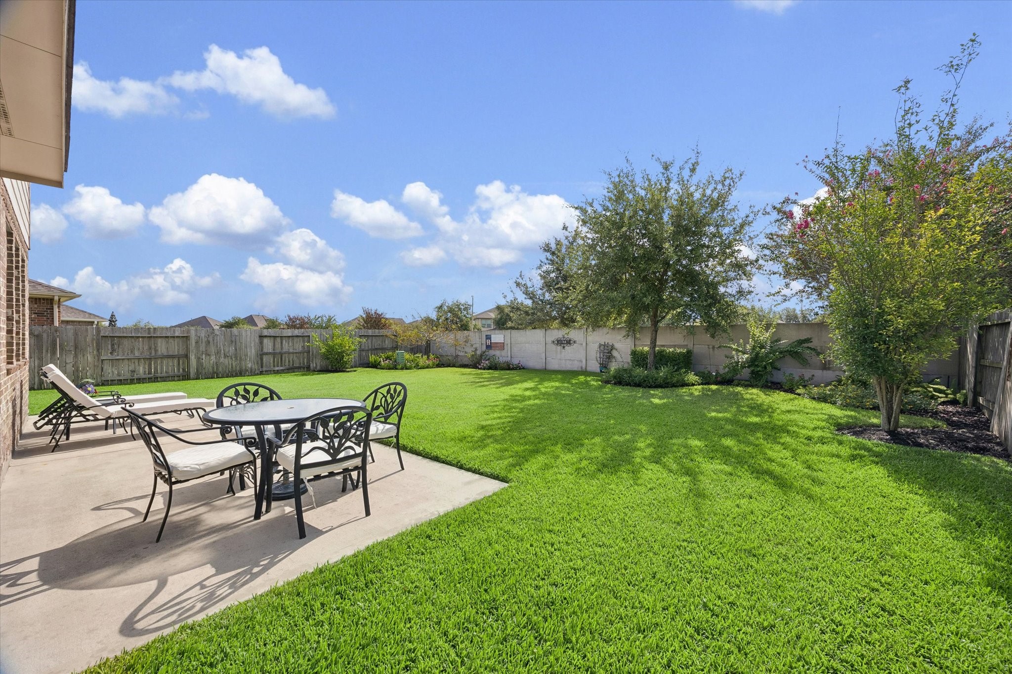 Large pool size backyard with no back neighbors