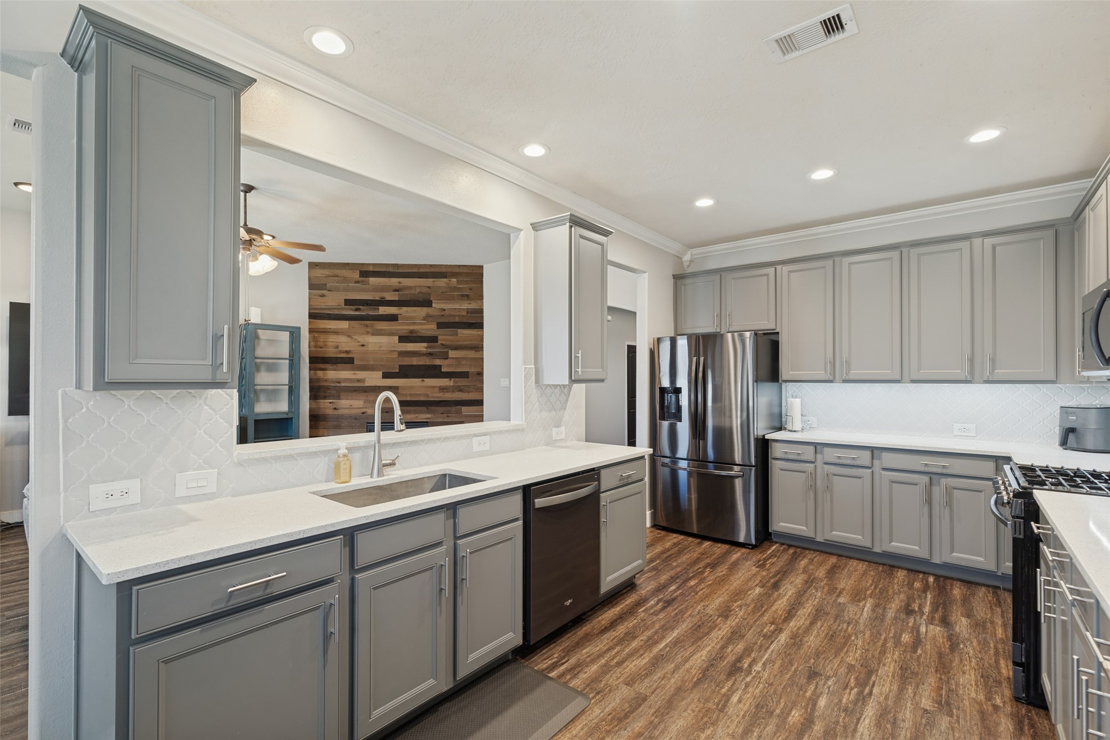 801 Harvard Pointe Drive, League City, TX 77573