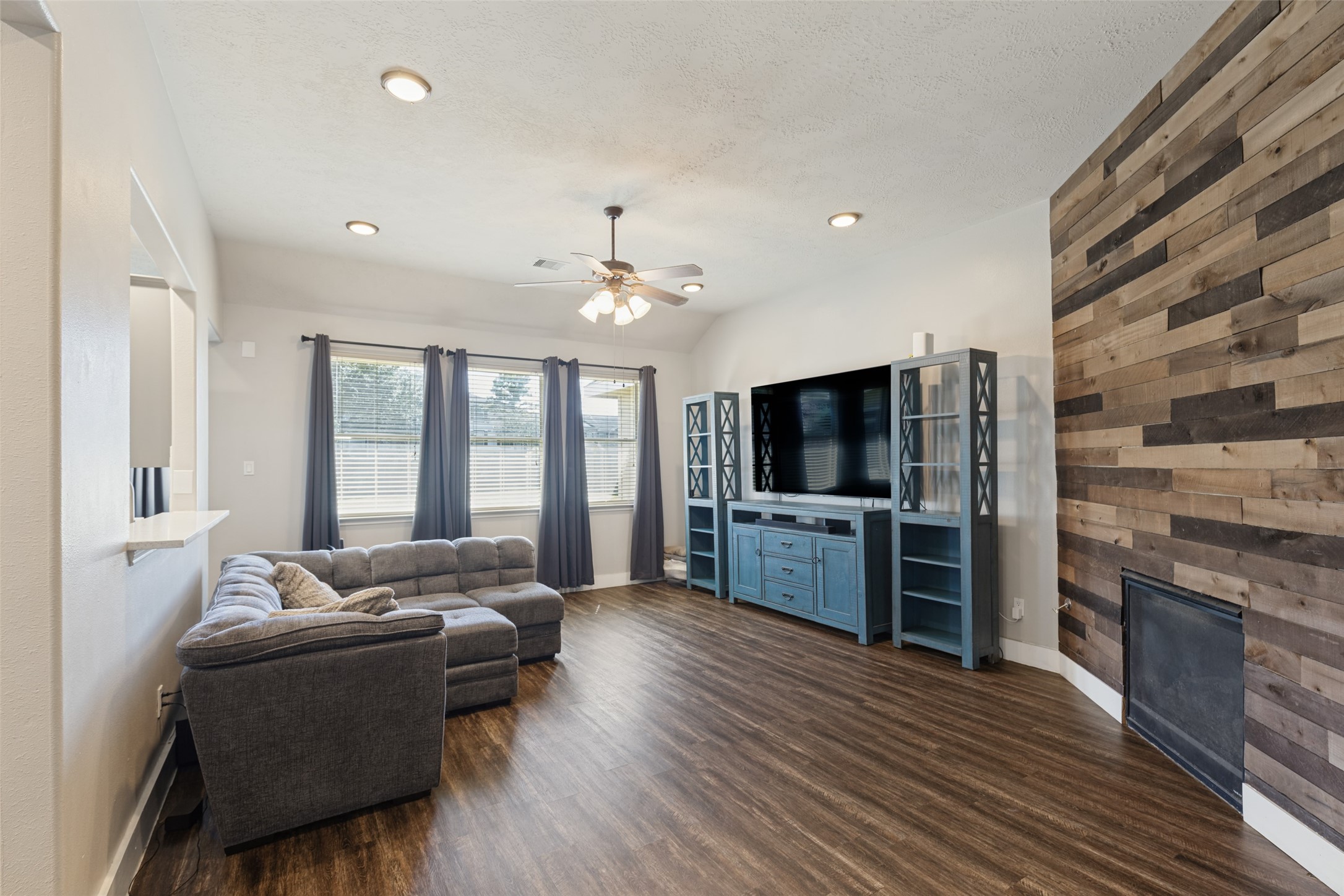 801 Harvard Pointe Drive, League City, TX 77573