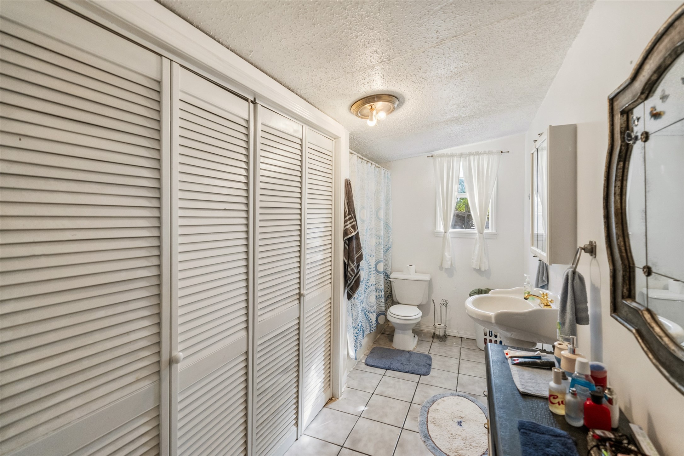 Full bath with washer and dryer