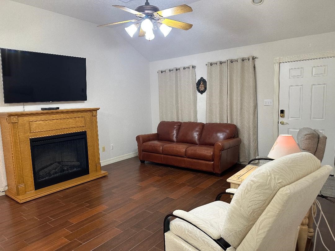 603 Manor Drive, Angleton, TX 77515 603 Manor Drive, Angleton, TX 77515