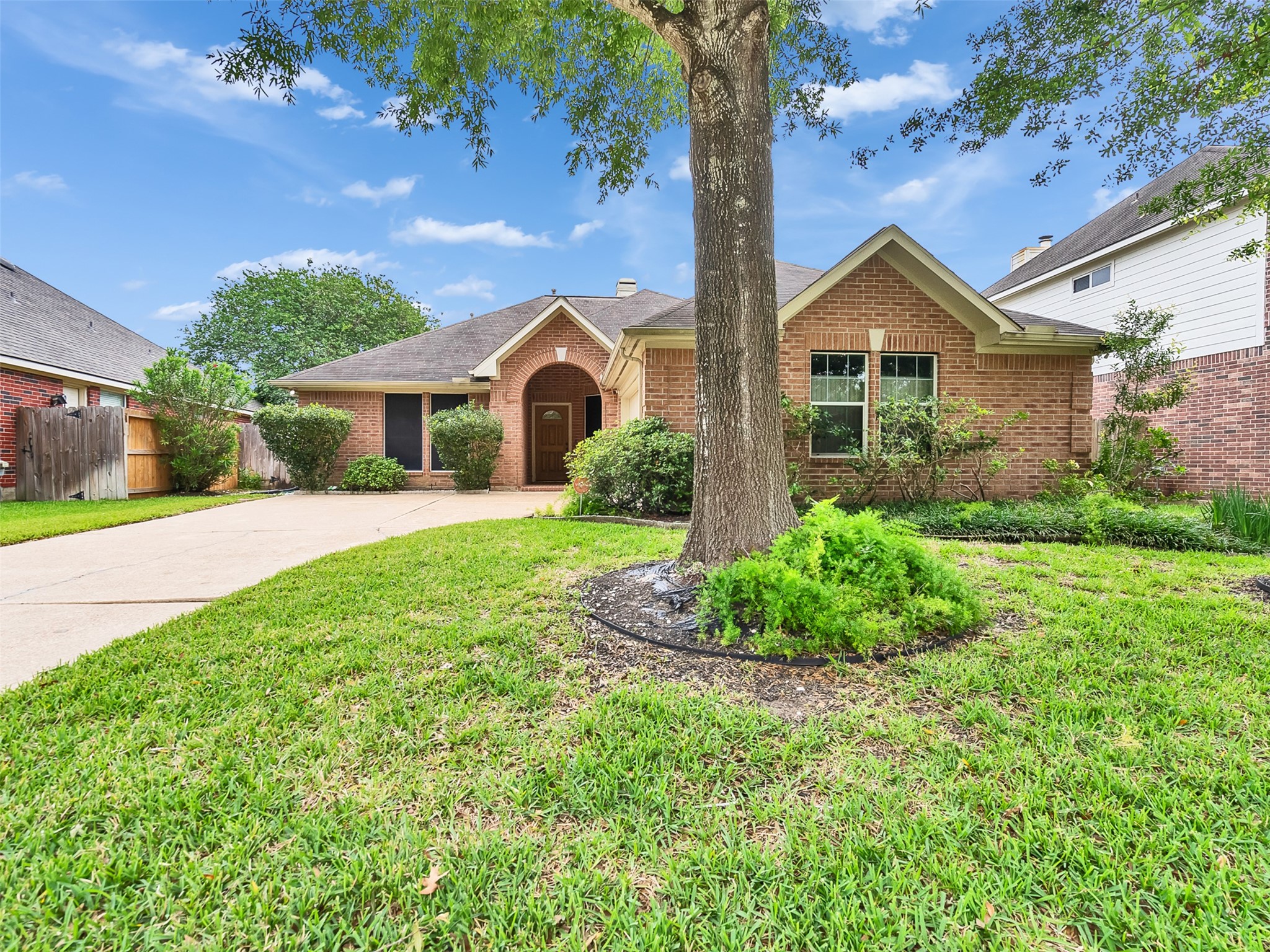 Welcome Home to this Charming One-Story! Welcome Home to this Charming One-Story!