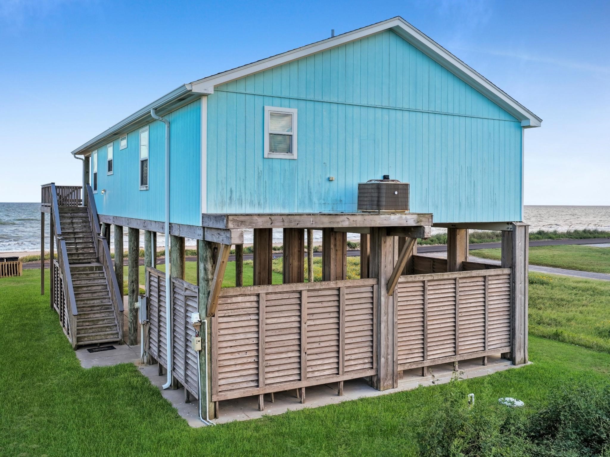 1387 Keith Avenue, Gilchrist, TX 77617