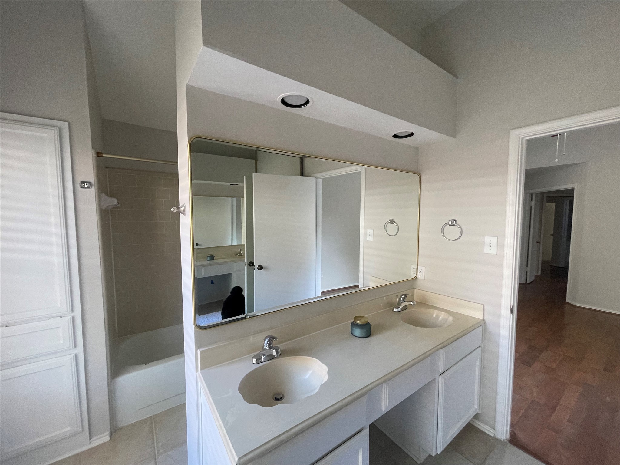 Another view of primary bedroom bathroom