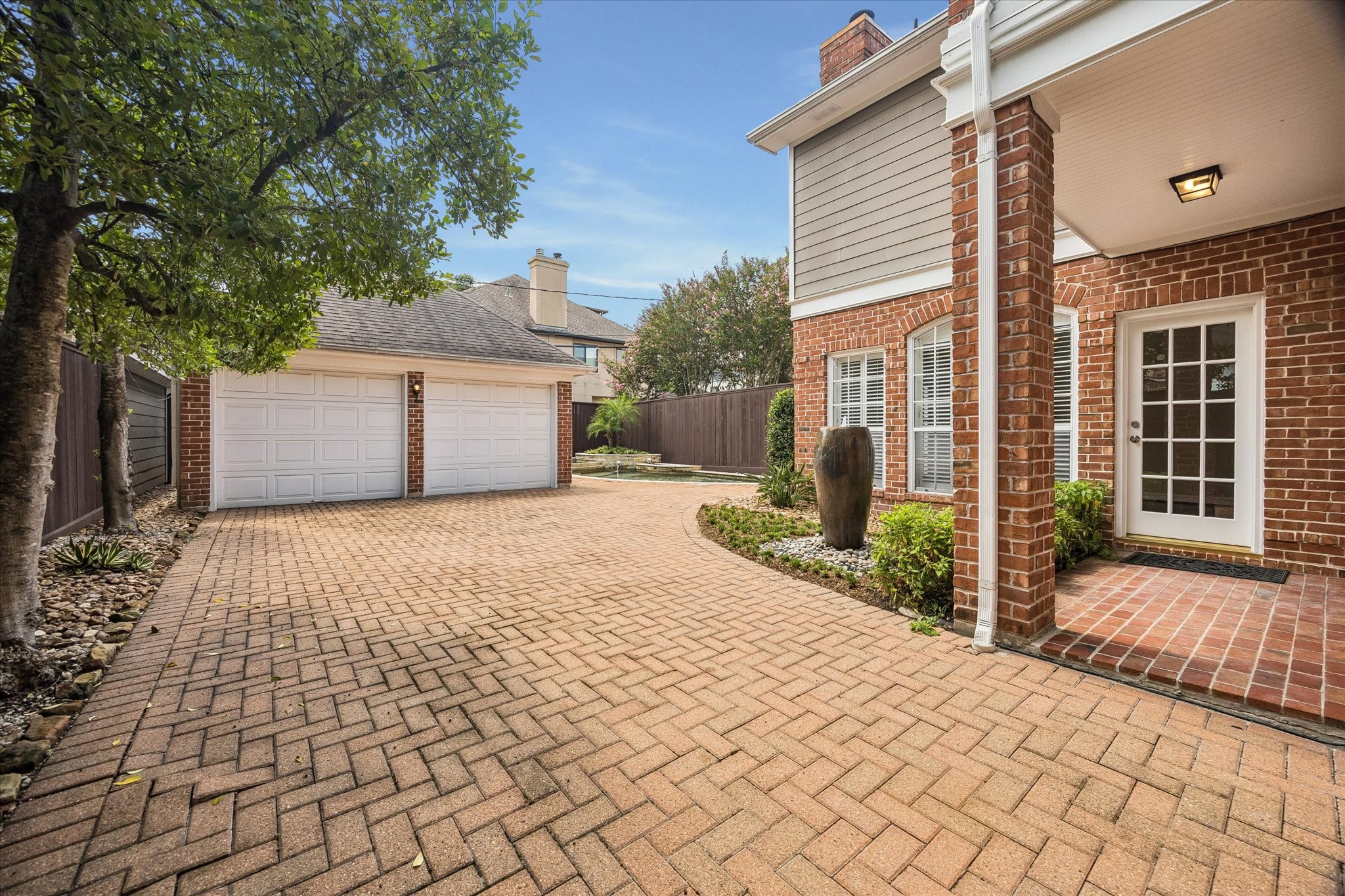 Detached 2 car garage.