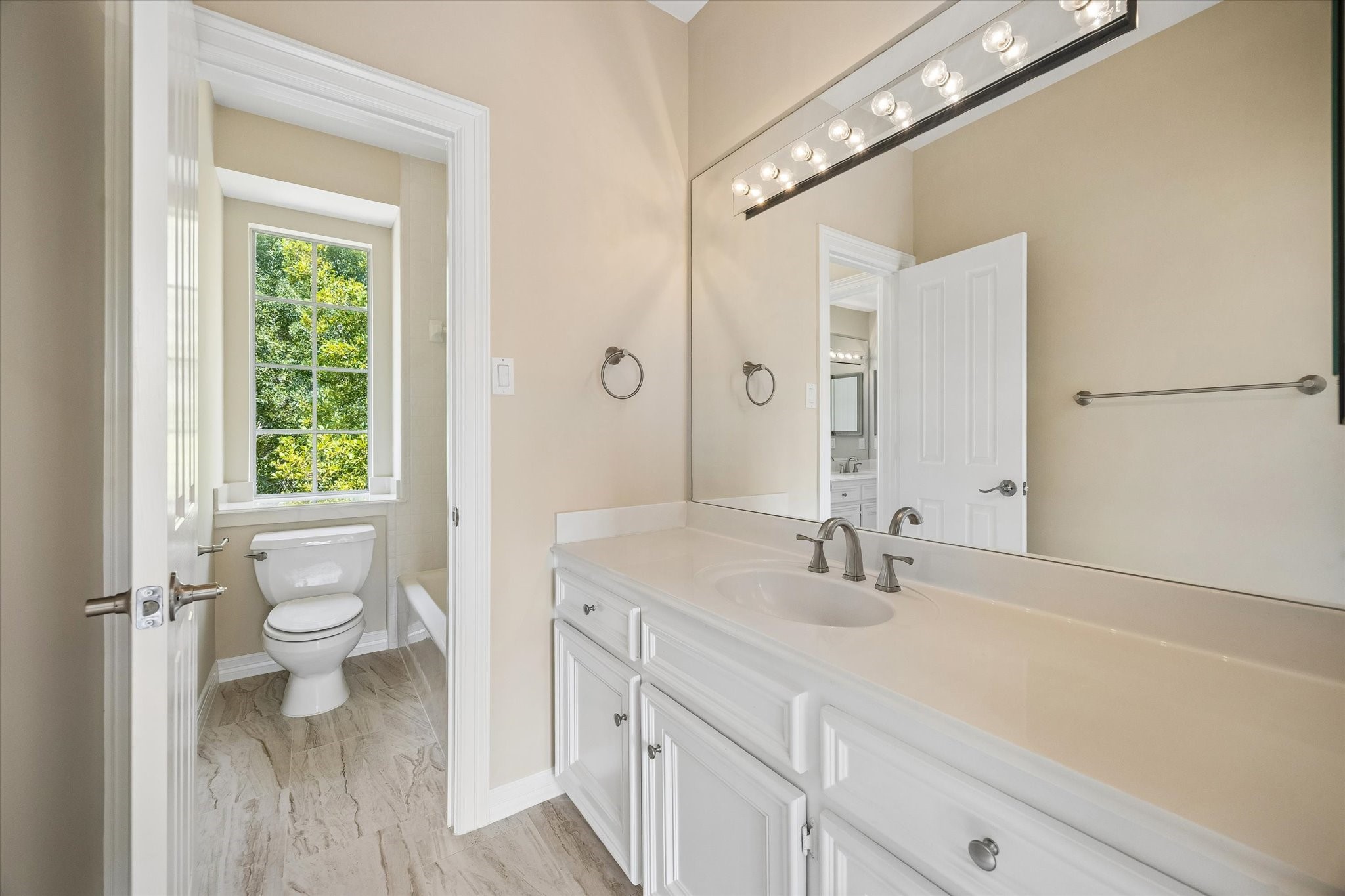 Secondary bathroom.