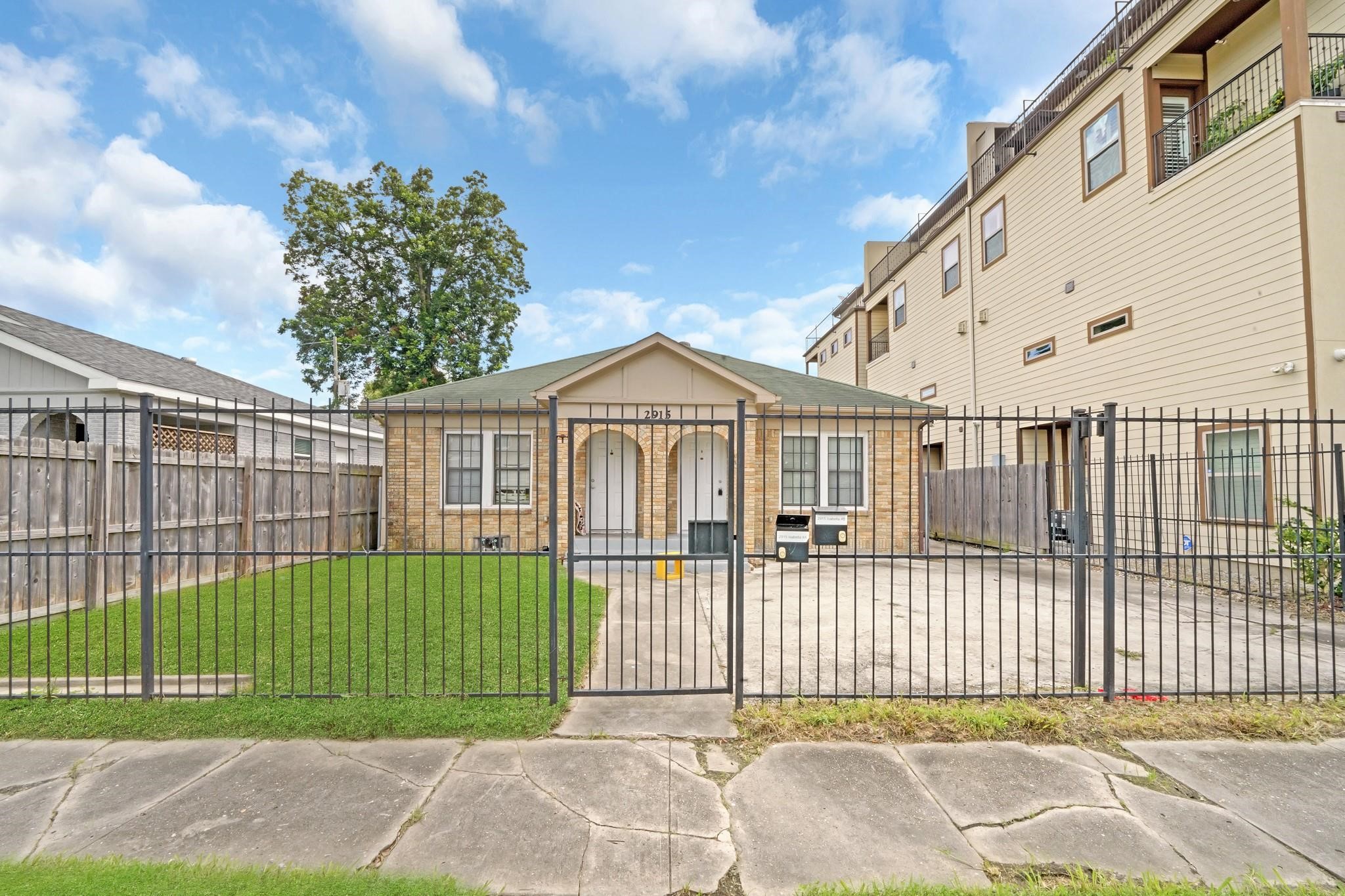 Welcome home to this lovely DUPLEX! Welcome home to this lovely DUPLEX!
