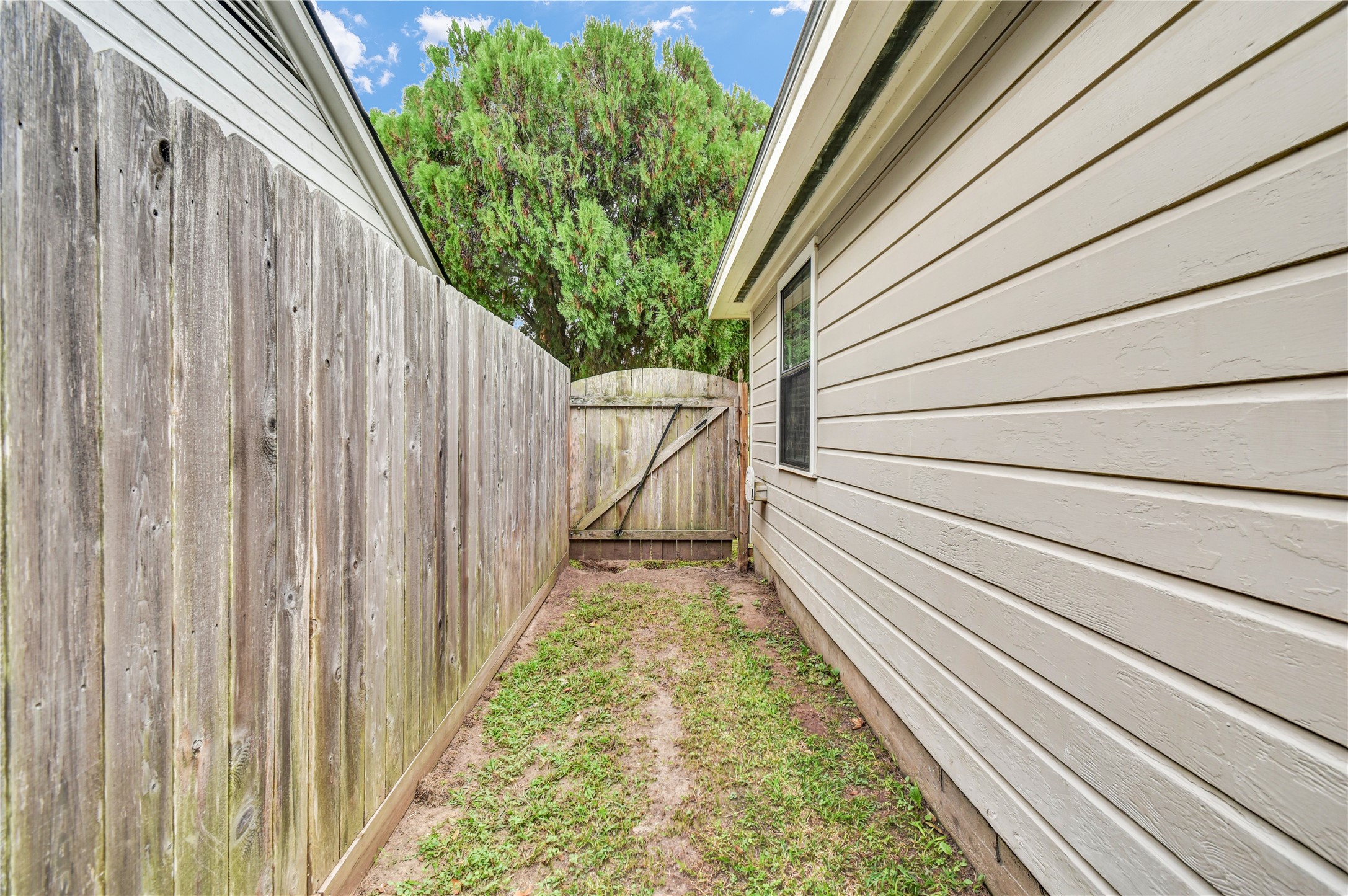 1120 Woodbine Drive, West Columbia, TX 77486