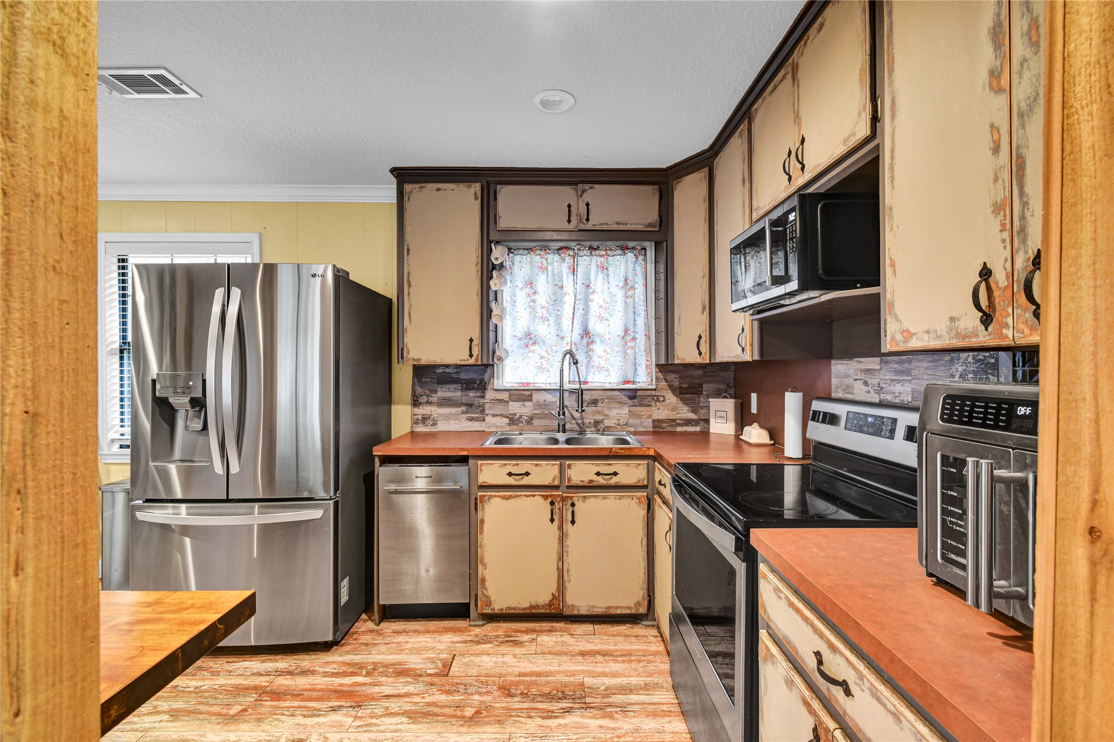 1120 Woodbine Drive, West Columbia, TX 77486