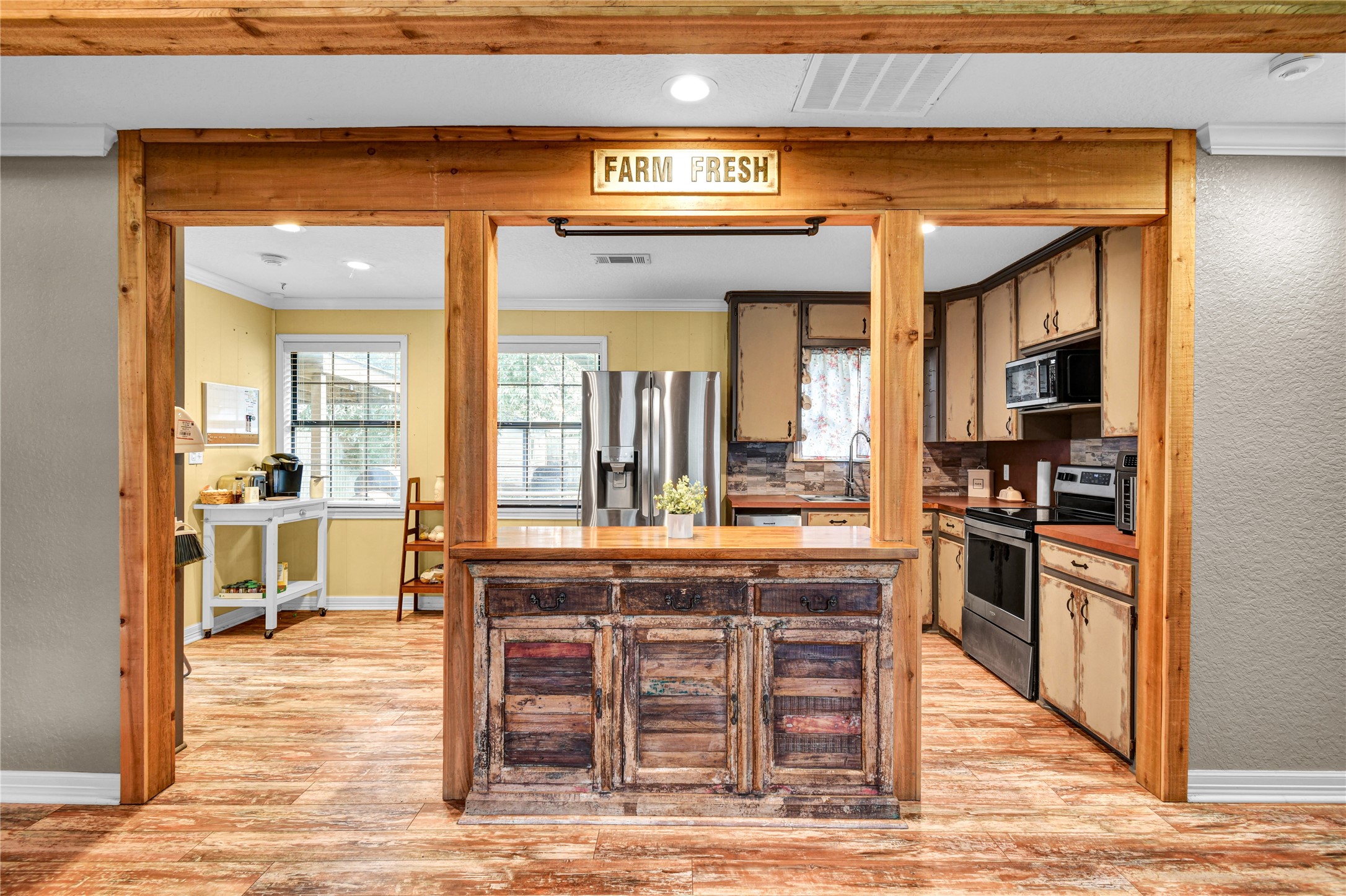 1120 Woodbine Drive, West Columbia, TX 77486