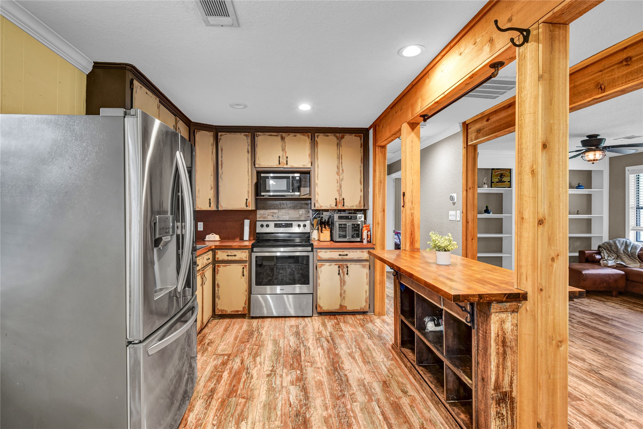 1120 Woodbine Drive, West Columbia, TX 77486