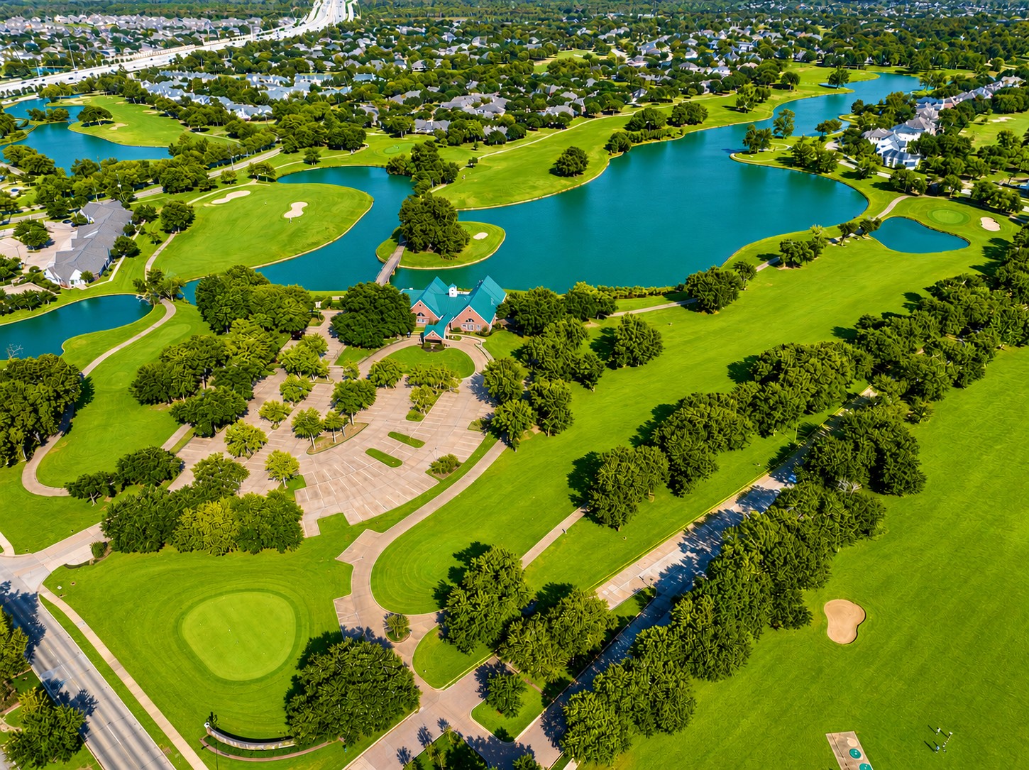 THE GREATWOOD GOLF CLUBHOUSE IS A PEACEFUL
HAVEN FOR GOLFERS AND NATURE LOVERS ALIKE.
