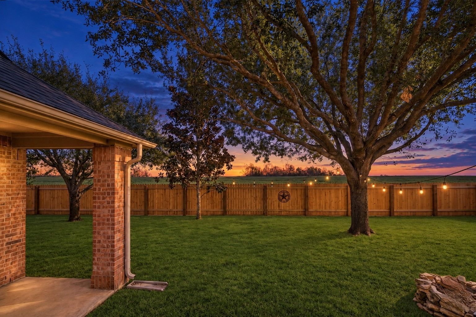 RELAXING OUTDOOR SPACE WITH COVERED PATIO AND EXPANSIVE YARD OVERLOOKING OPEN GREENSPACE. IDEAL FOR ENTERTAINING OR QUIET EVENINGS OUTDOORS.