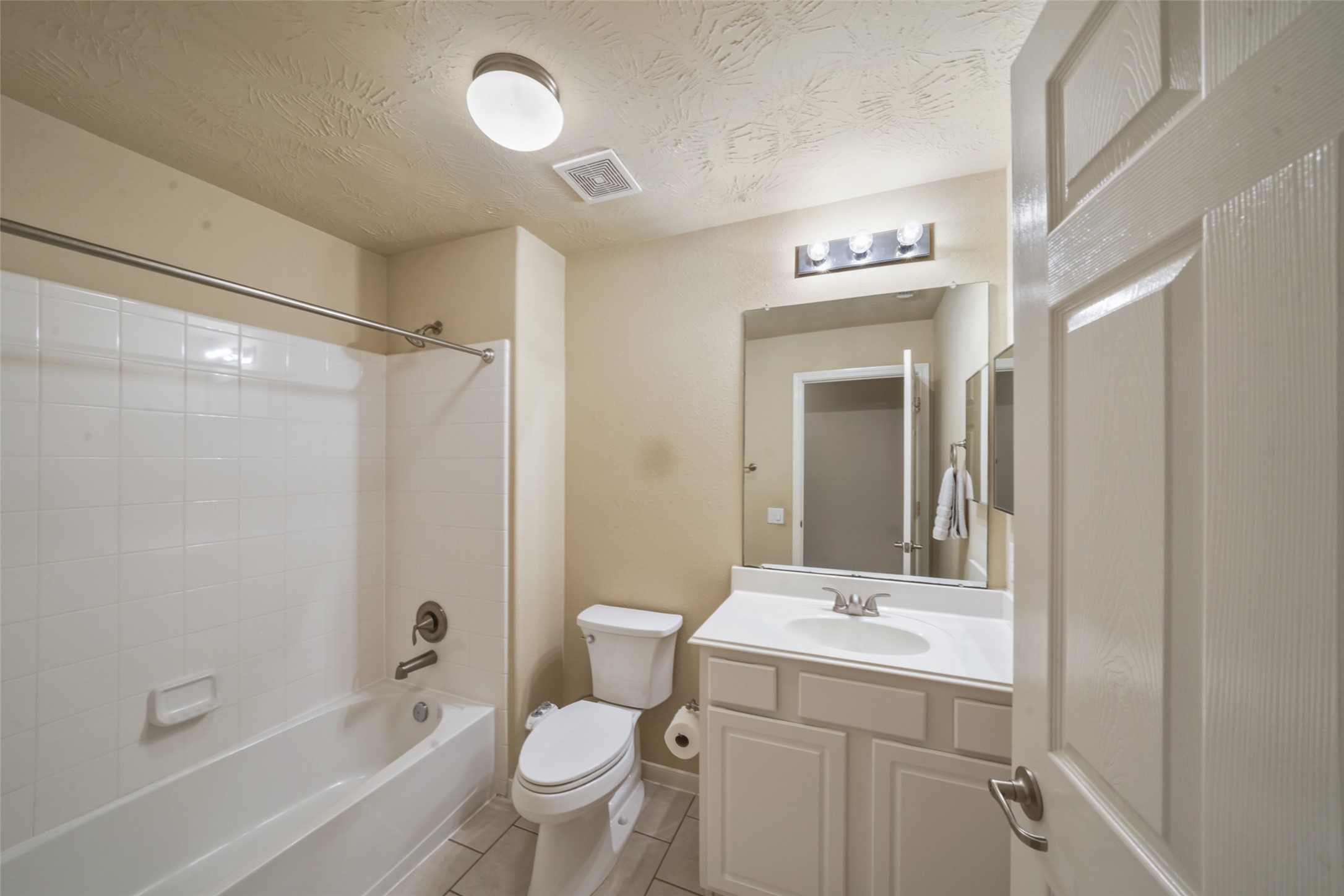 Secondary bath with tub/shower combo
