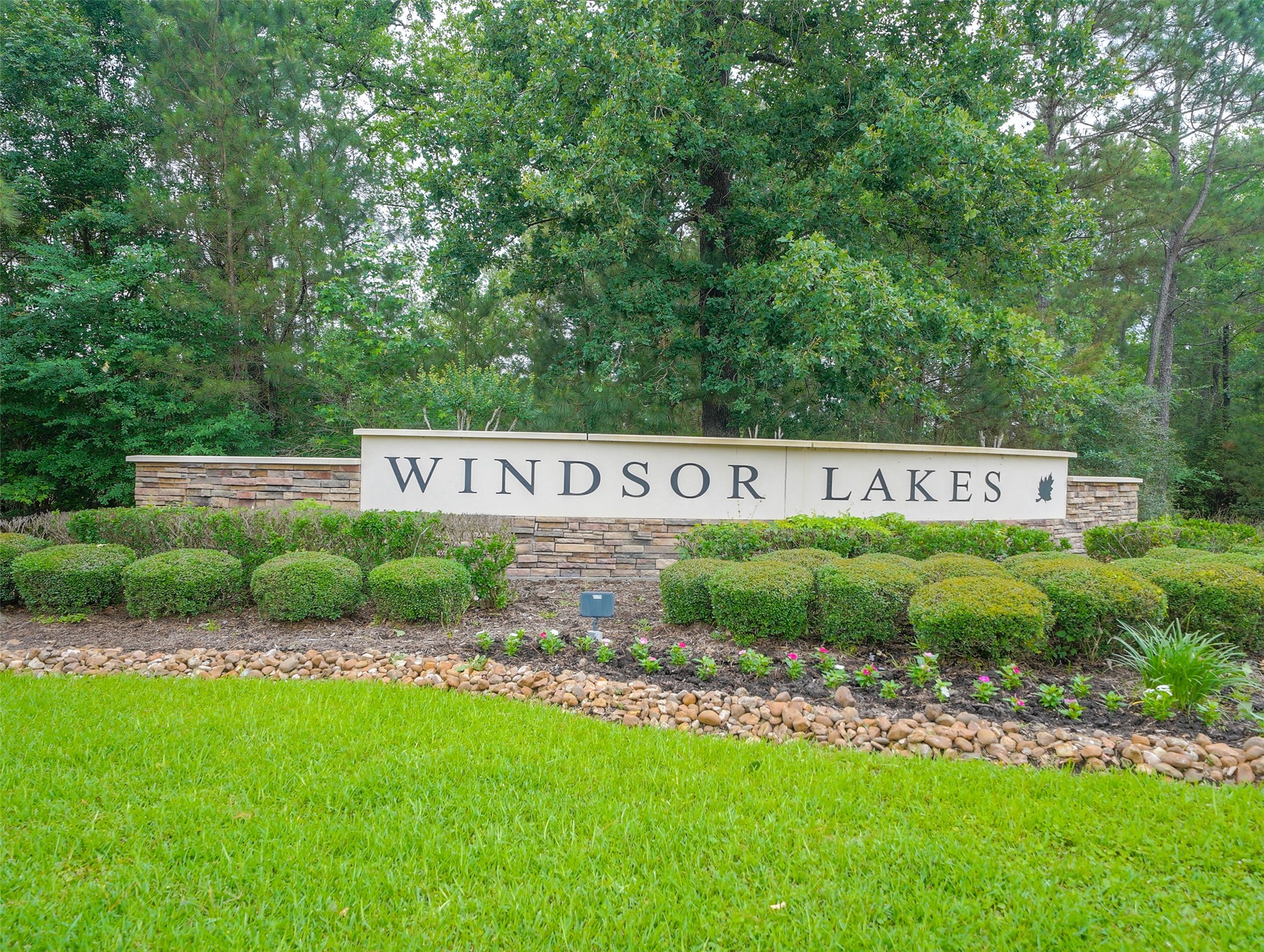 Welcome Home to Windsor Lakes, a premier 55+ Community. Easy access to shopping & dining. Quiet community with mature woods, manicured lawns and make this a great place to call home!
