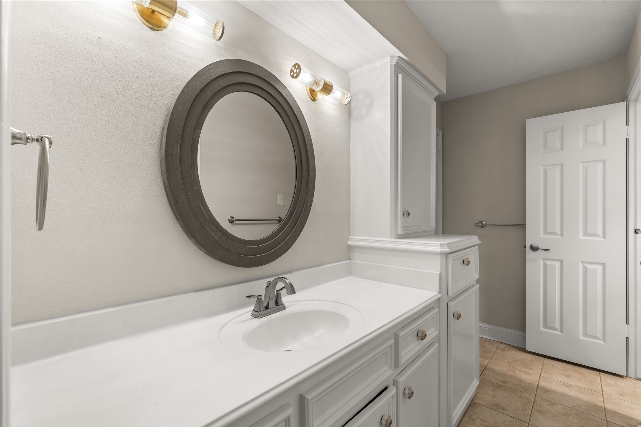 Thoughtfully designed for both style and function, this secondary bath offers an extended vanity, plentiful storage, and a well-appointed layout.