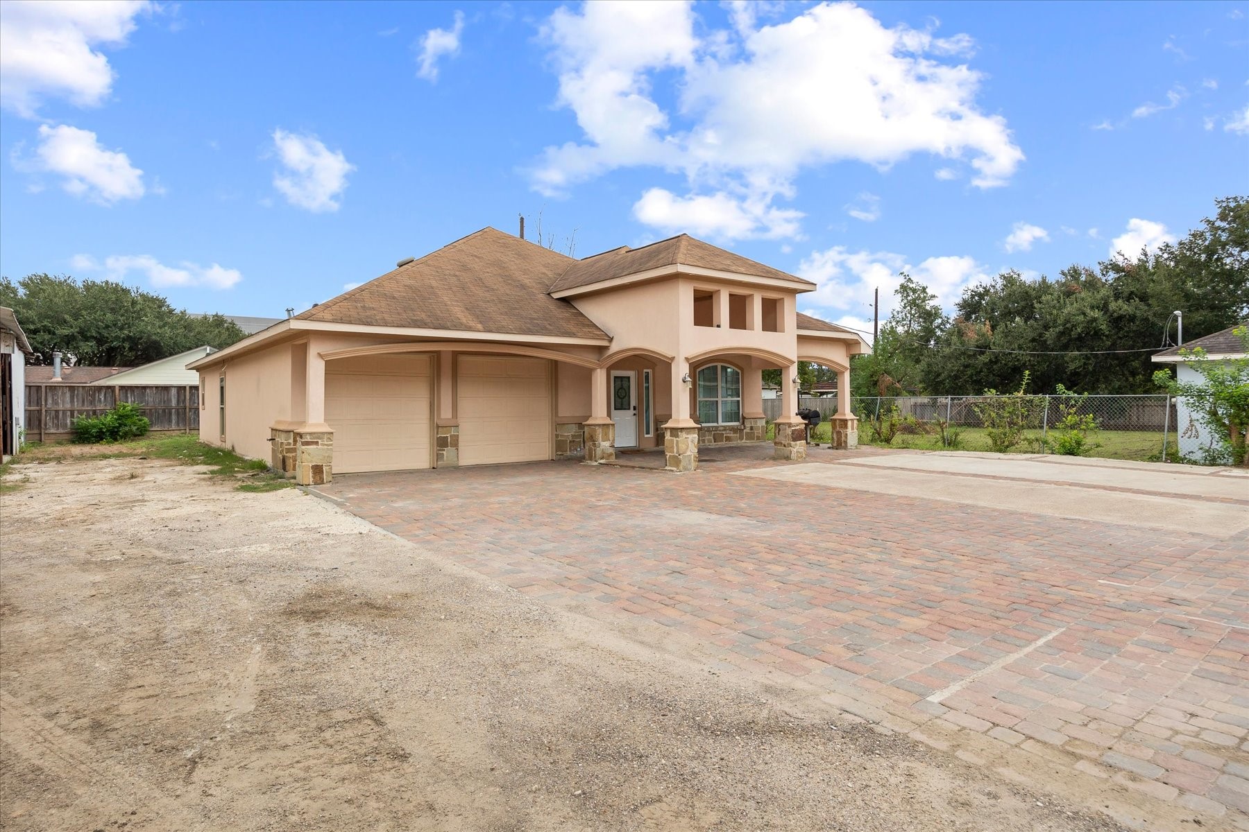 Front View & Driveway